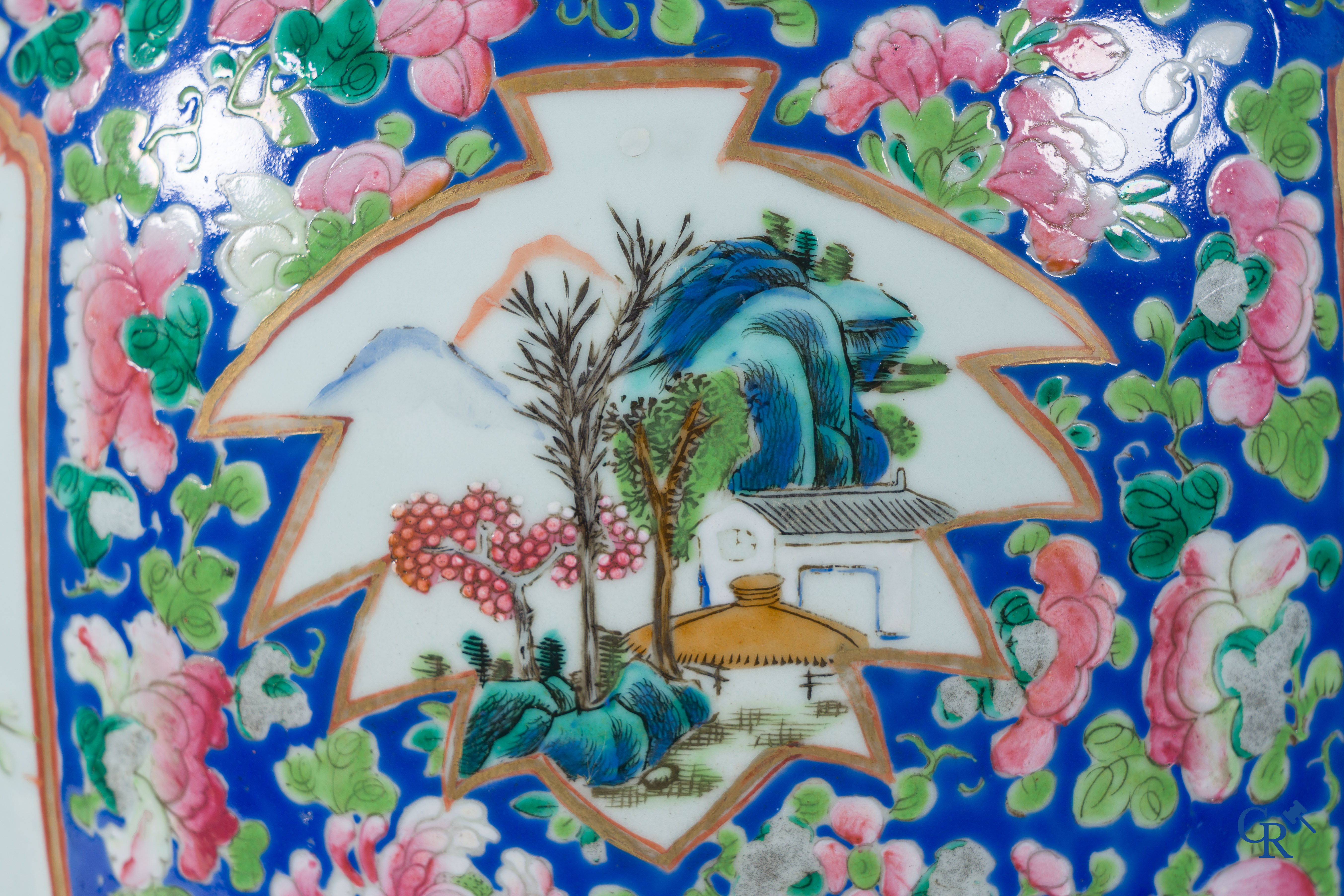 Art Asiatique: Porcelaine chinoise. Une paire d'importantes vases chinois avec un décor famille rose. Chine 19ème siècle.