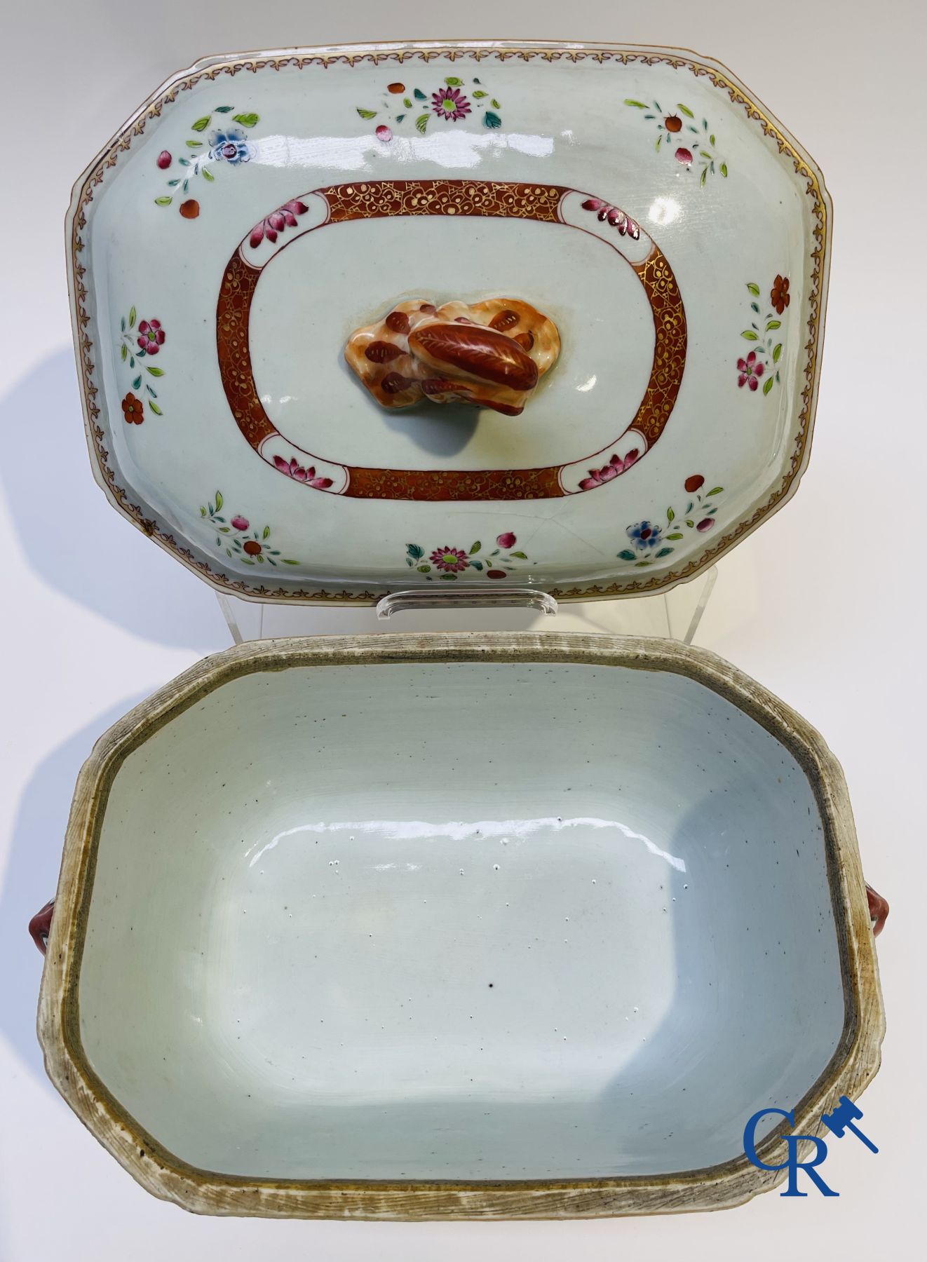 Chinese Porcelain: 2 tureens and a saucer in Chinese porcelain.