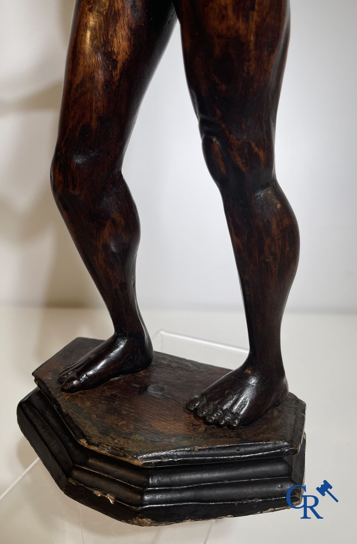 Un modèle d'un homme debout en bois sculpté. Allemagne ou Italie, XVIIIe-XIXe siècle.