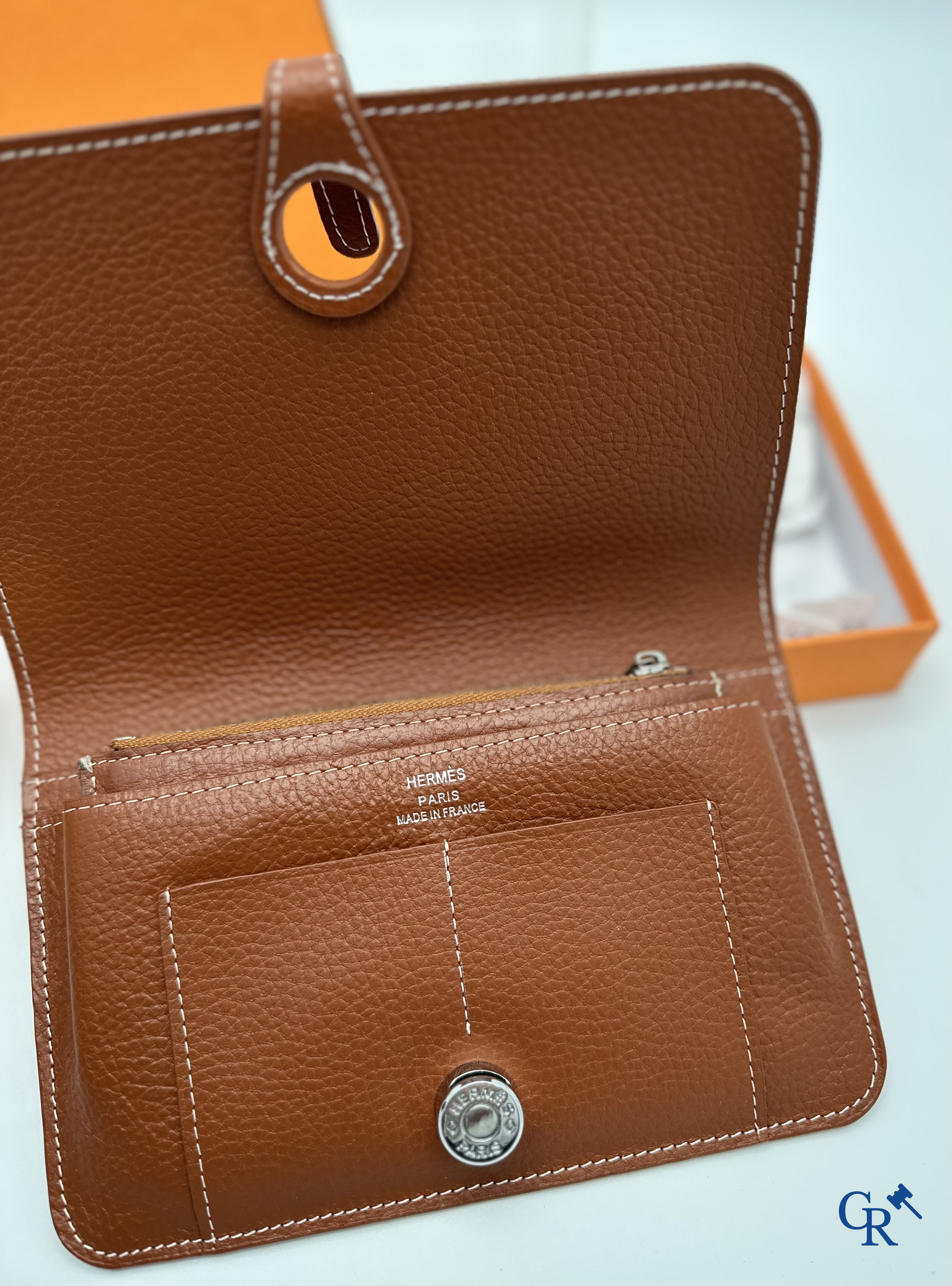 Hermès: Portefeuille pour femme en cuir marron.<br />
Excellent état.