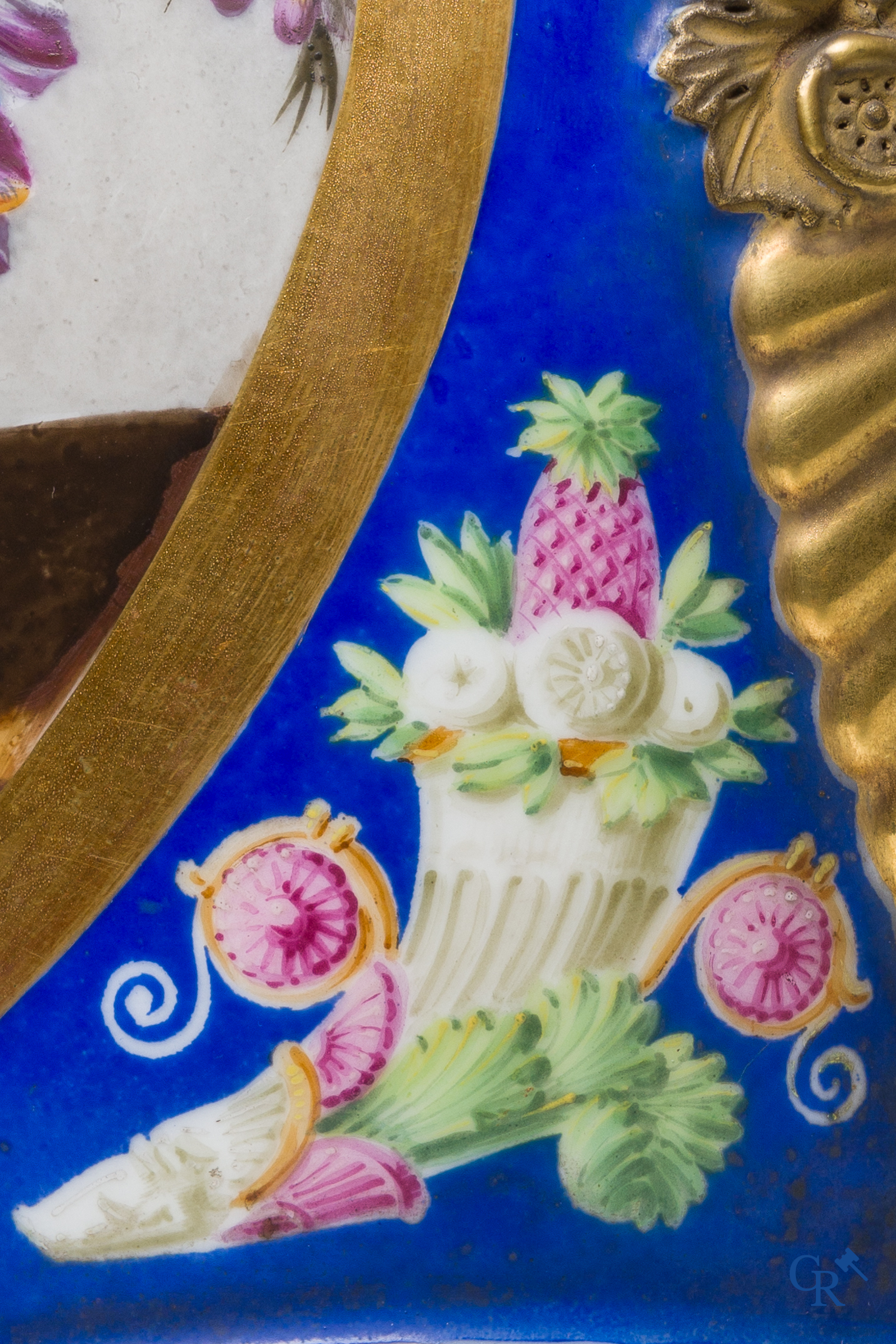 Empire, une paire d'importantes vases polychromes et dorés. Début du 19ème siècle.