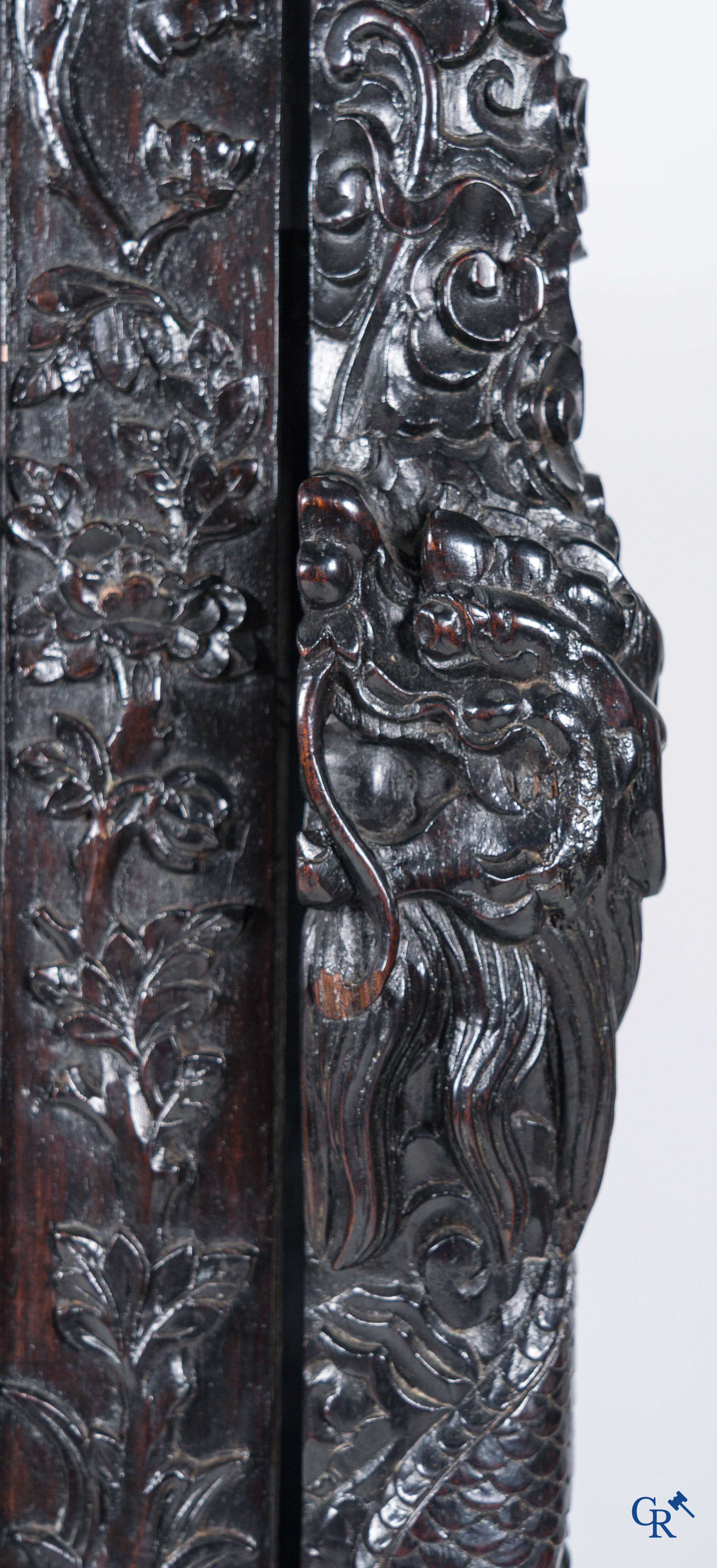 Aziatica, een 2-deurs vitrinekast in fijngesculpteerd Chinees hardhout. 19e eeuw.