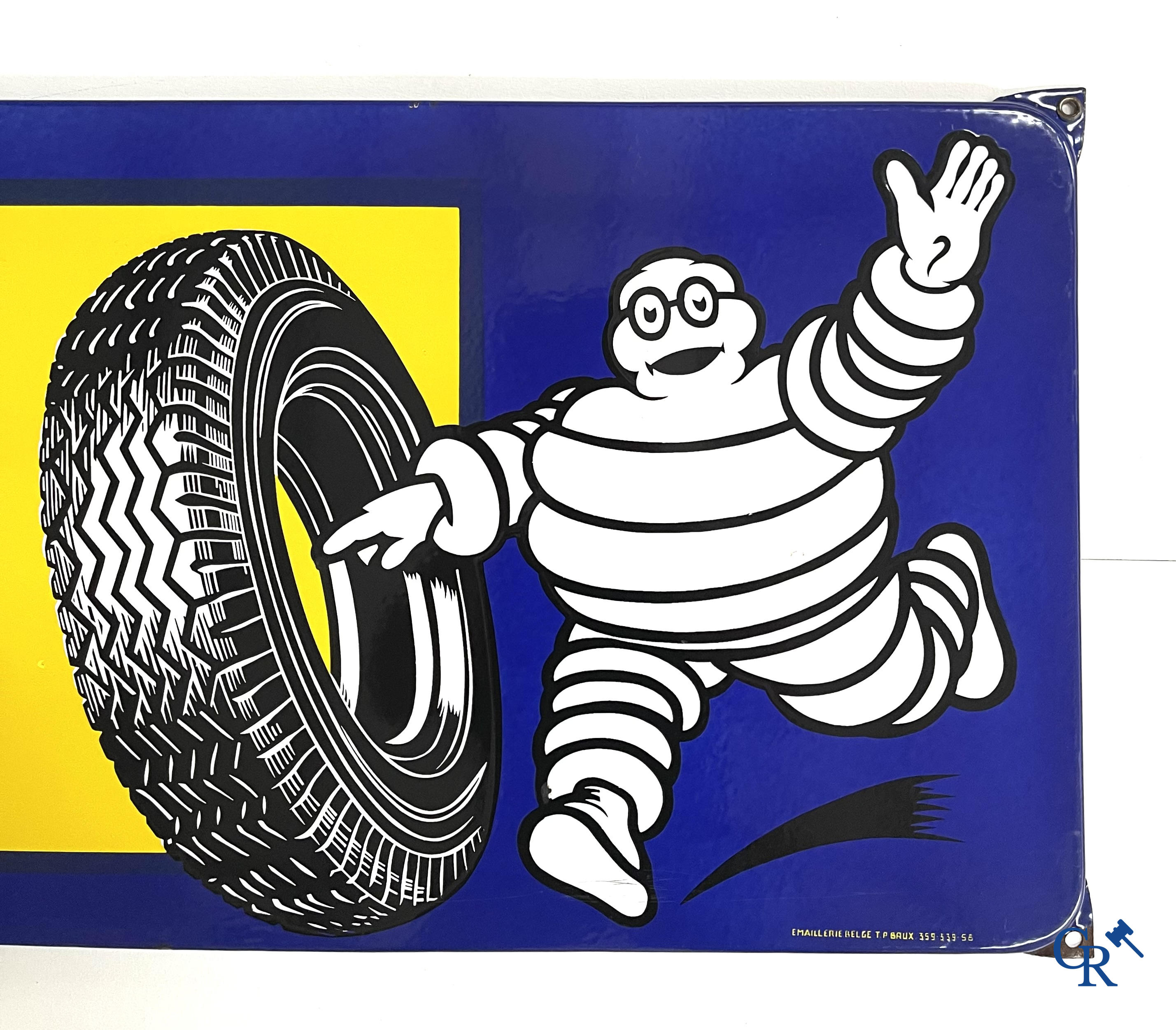 Michelin, groot emaille reclamebord met gele en blauwe achtergrond voor Michelin banden. Emaillerie Belge, 1958.