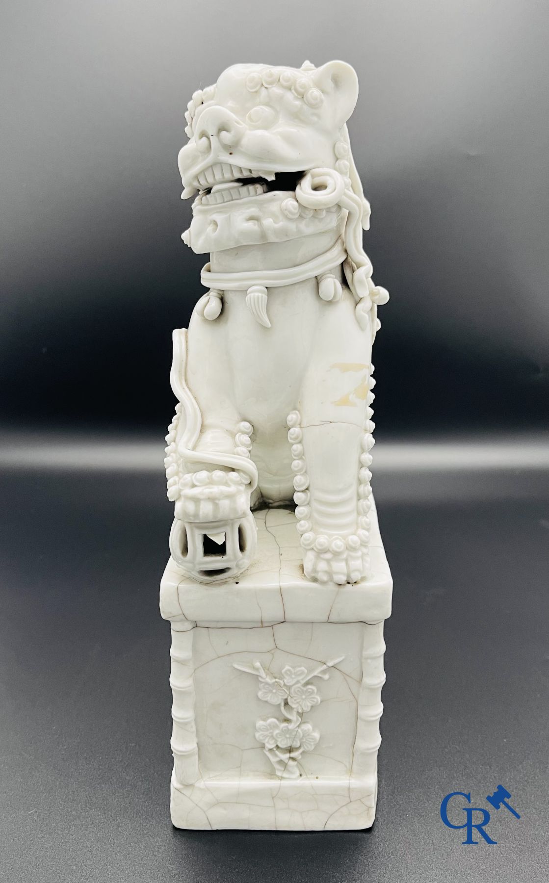 Porcelaine chinoise: Un lion bouddhiste et un groupe en blanc de Chine.