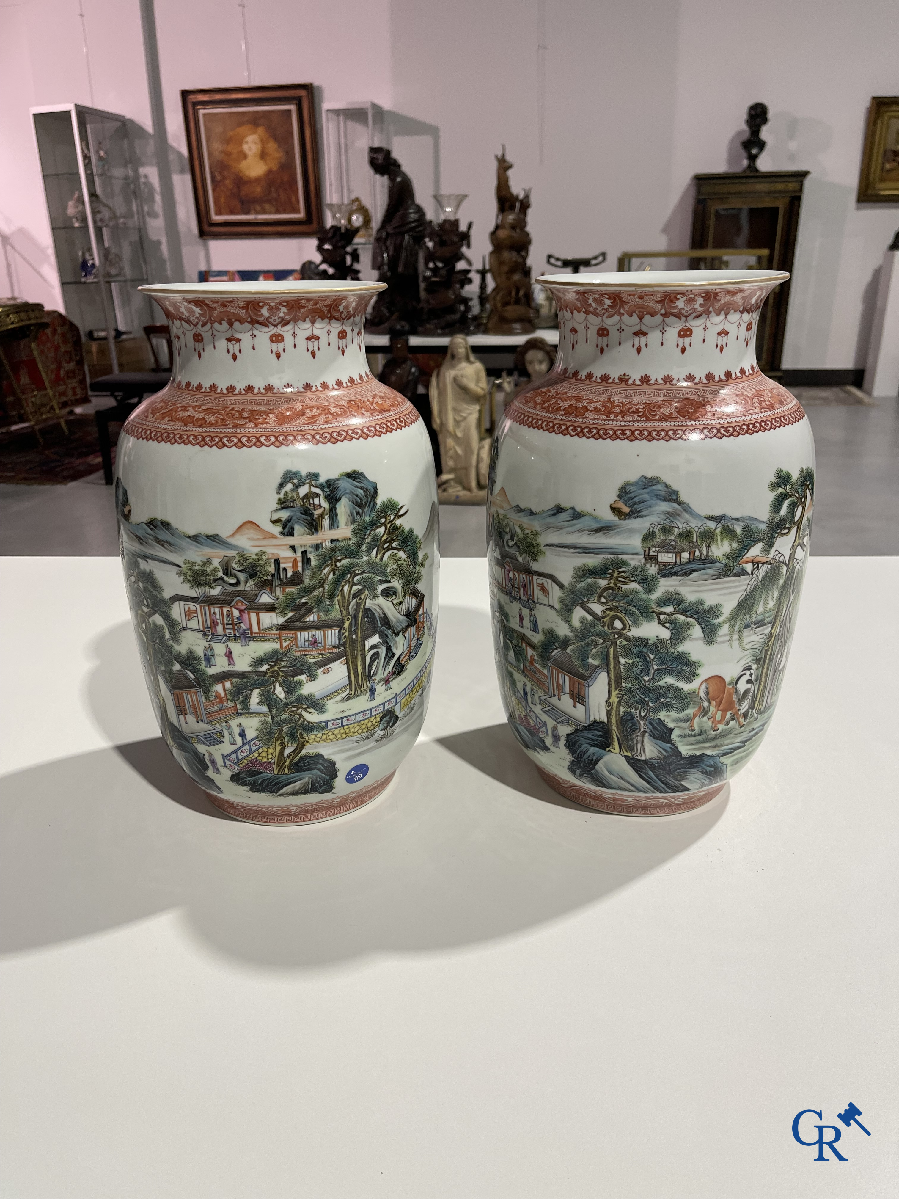 Art Asiatique, porcelaine chinoise. Une paire de vases chinois avec un décor de chevaux et de personnages.