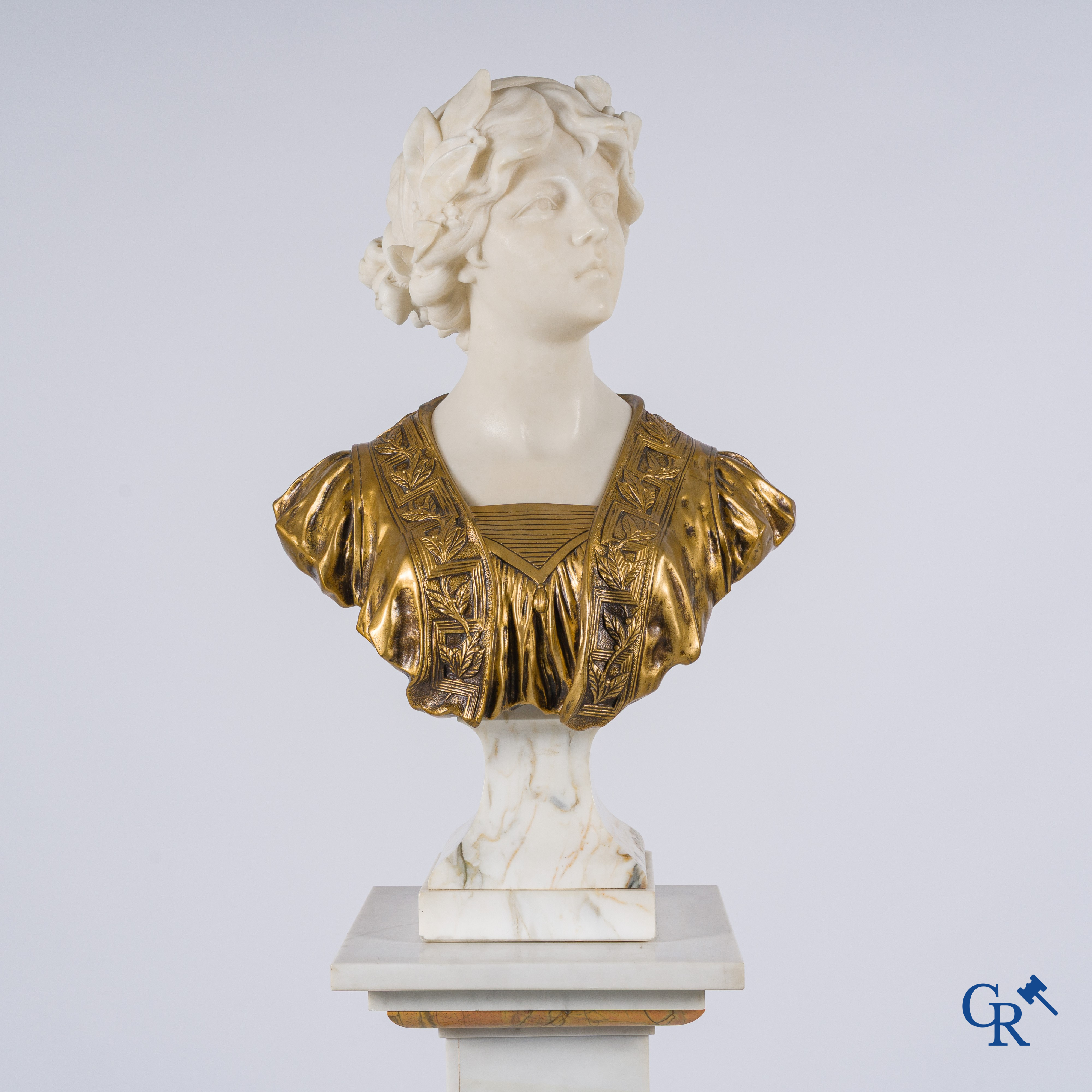 Gustave Van Vaerenbergh (1873-1927) Damesbuste in marmer en brons op een marmeren sokkel. Gesigneerd.