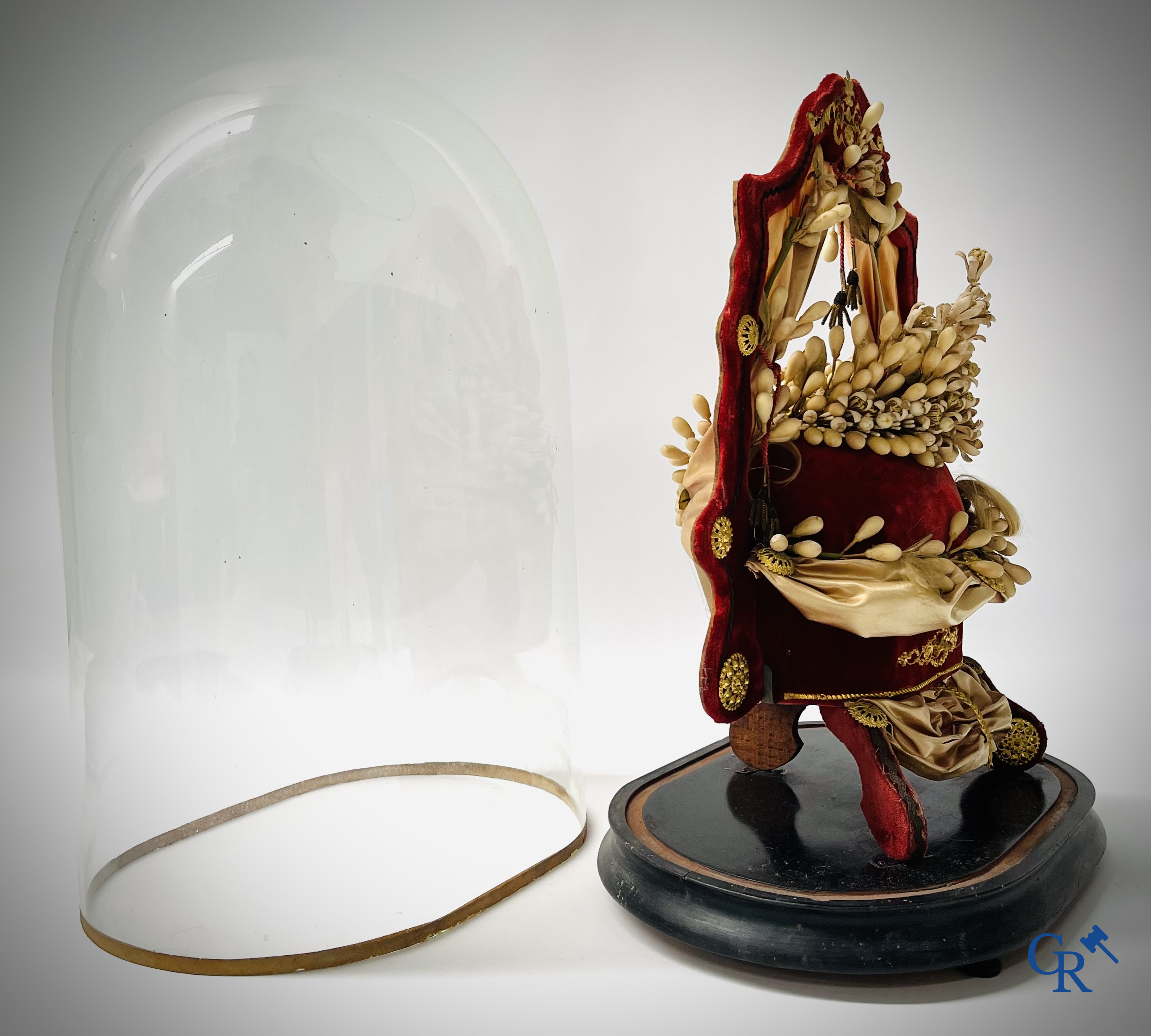 2 globes en verre avec un bouquet de mariage sur une base ornée d'ornements en laiton doré. vers 1900.