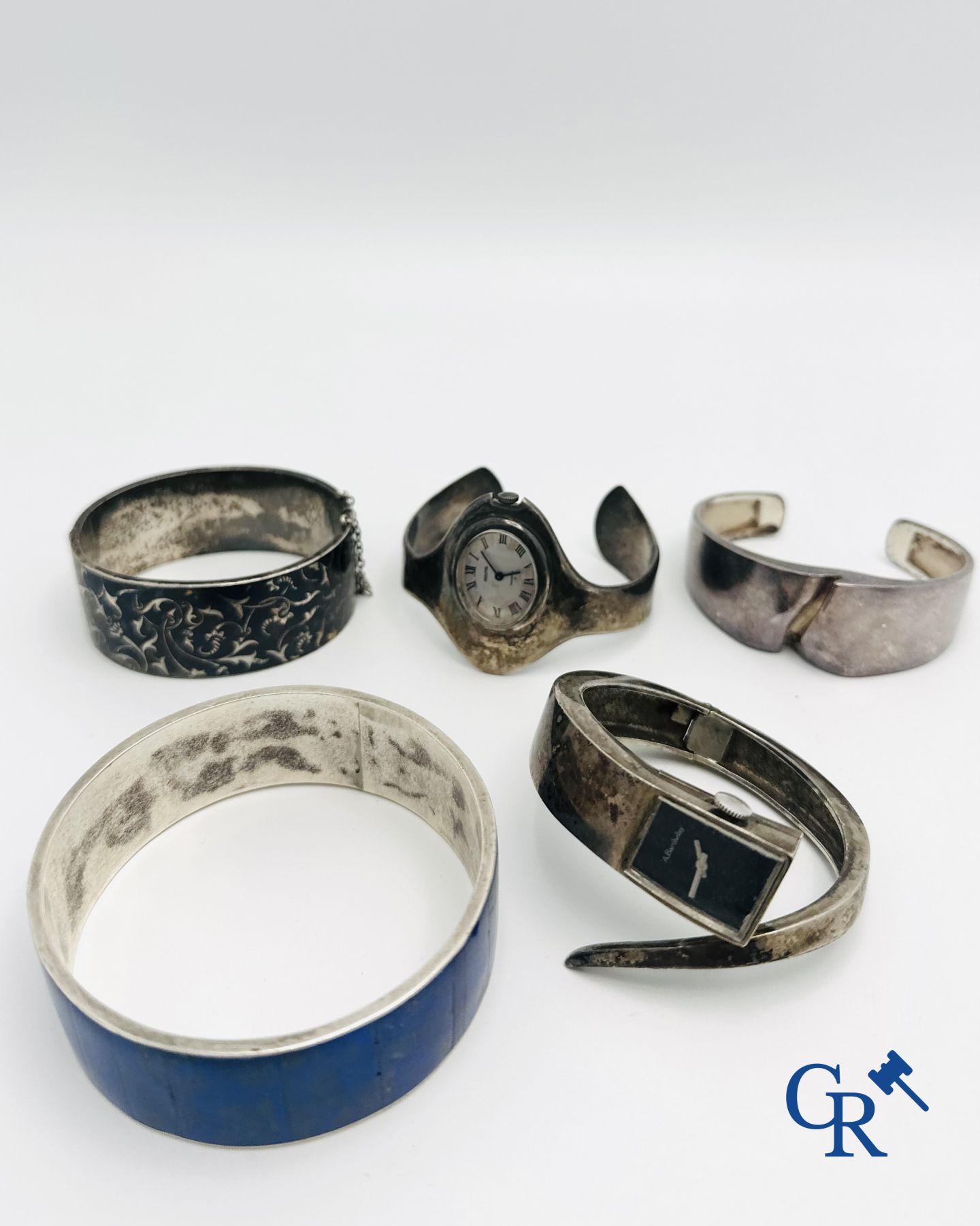 Jewellery-timepieces: Beautiful lot of jewellery and timepieces in silver.