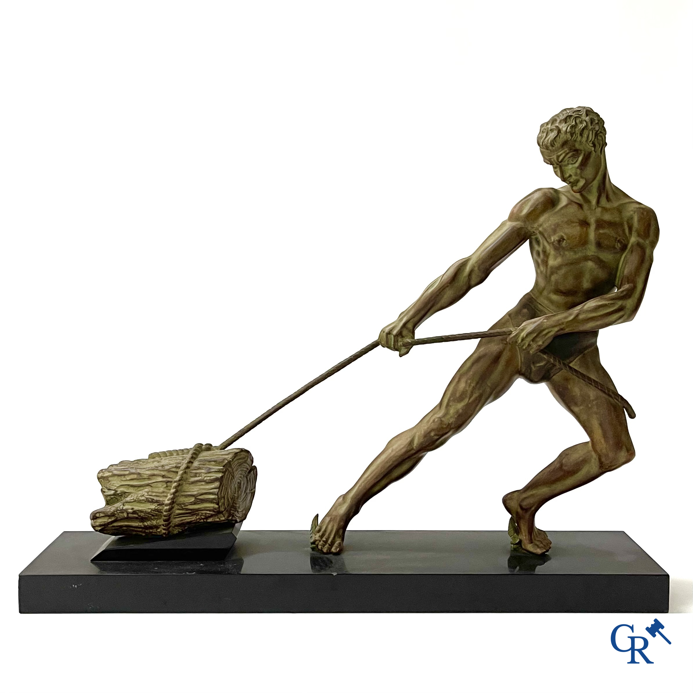 Art deco, een beeld in groen-bruin gepatineerd kunstbrons op zwarte marmer sokkel. Circa 1930.