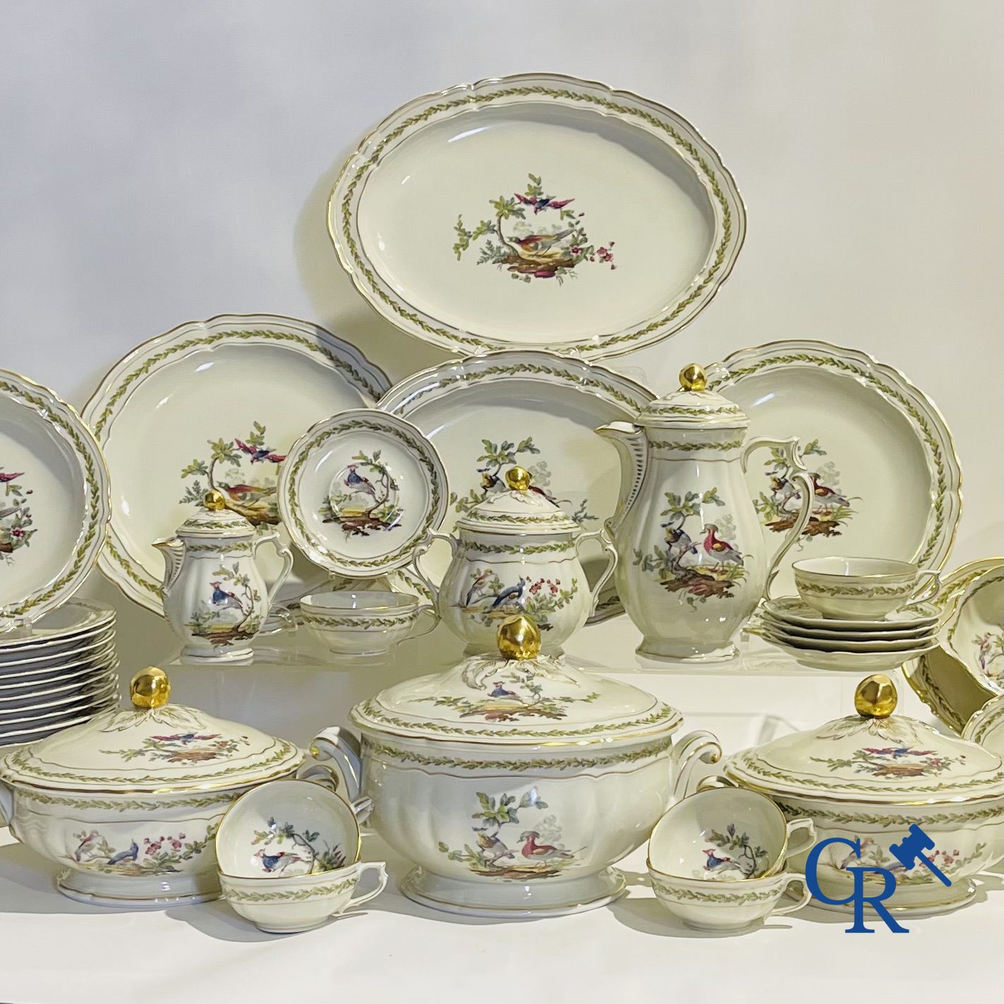 Limoges. L. Bernardaud & Cie. Prachtig servies in Limoges porselein. Model Chevreuse.