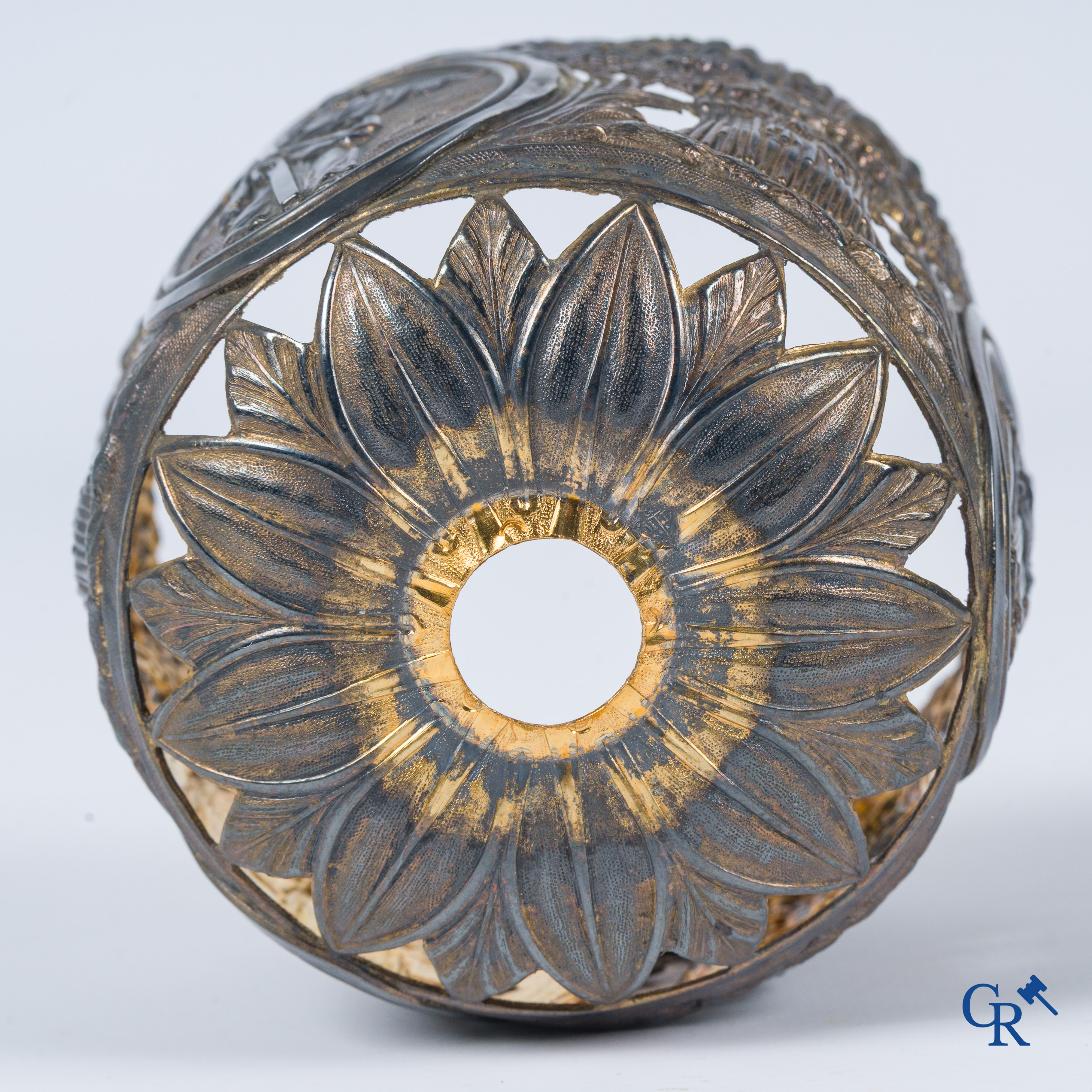 Martin & Dejean, orfèvres. Een reliëf gedecoreerde kelk in zilver en vermeil. Parijs, 1ste helft 19e eeuw.