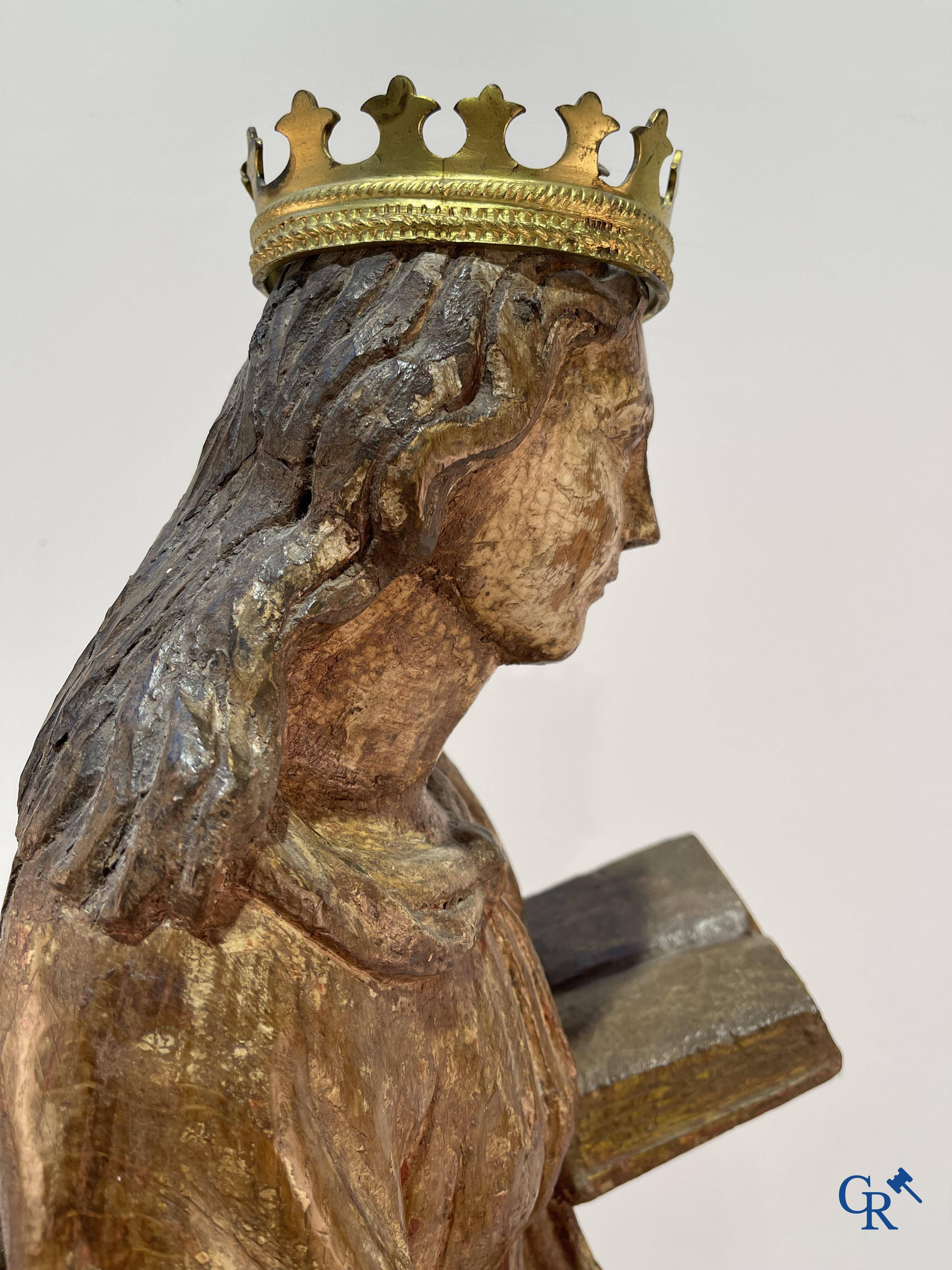 Religieuze objecten: Een houtgesculpteerde voorstelling van Sint Catharina en keizer Maxentius. 17e-18e eeuw.