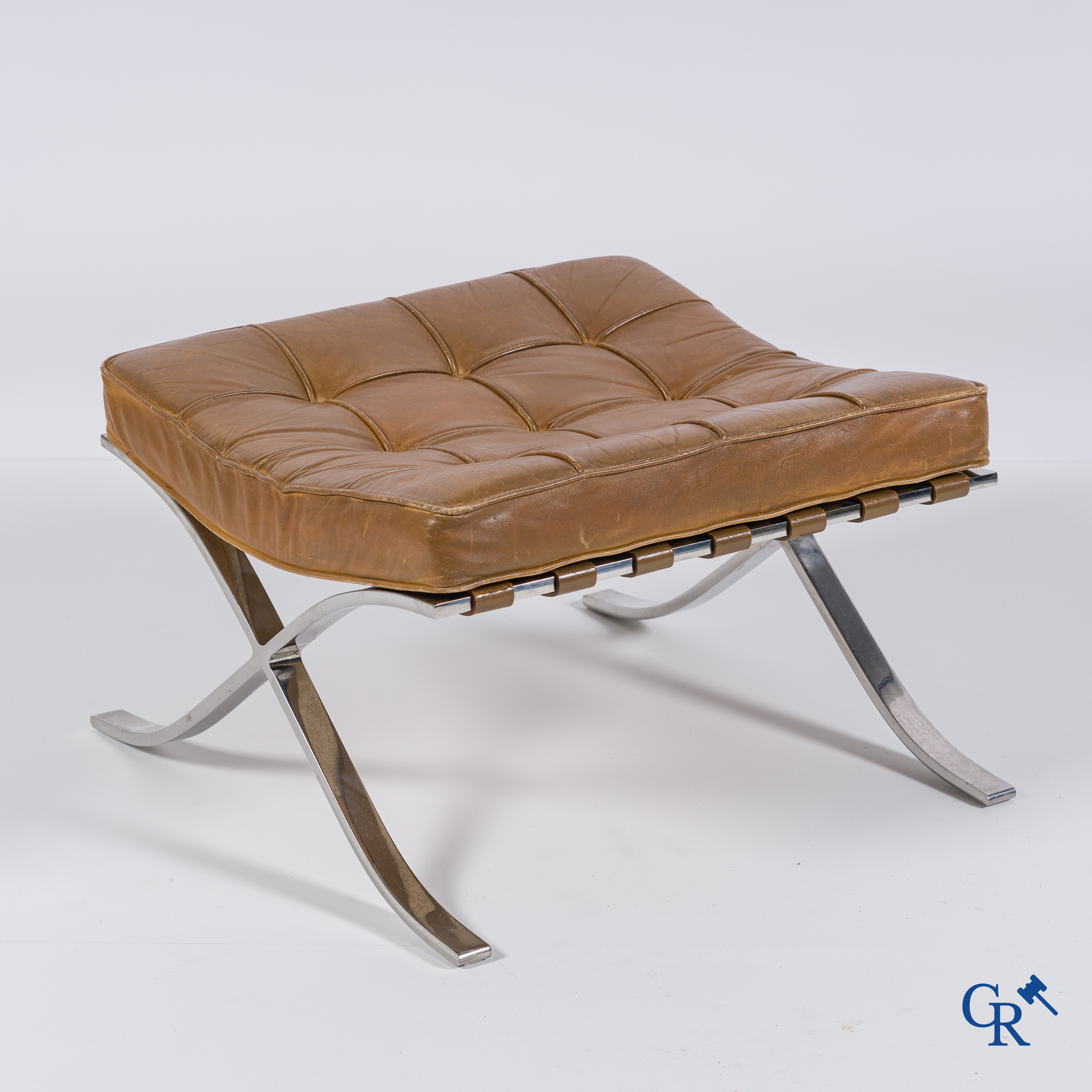 Ludwig Mies Van der Rohe (1886-1969) Barcelona Ottoman voor Knoll international. Leder en gechromeerd staal.