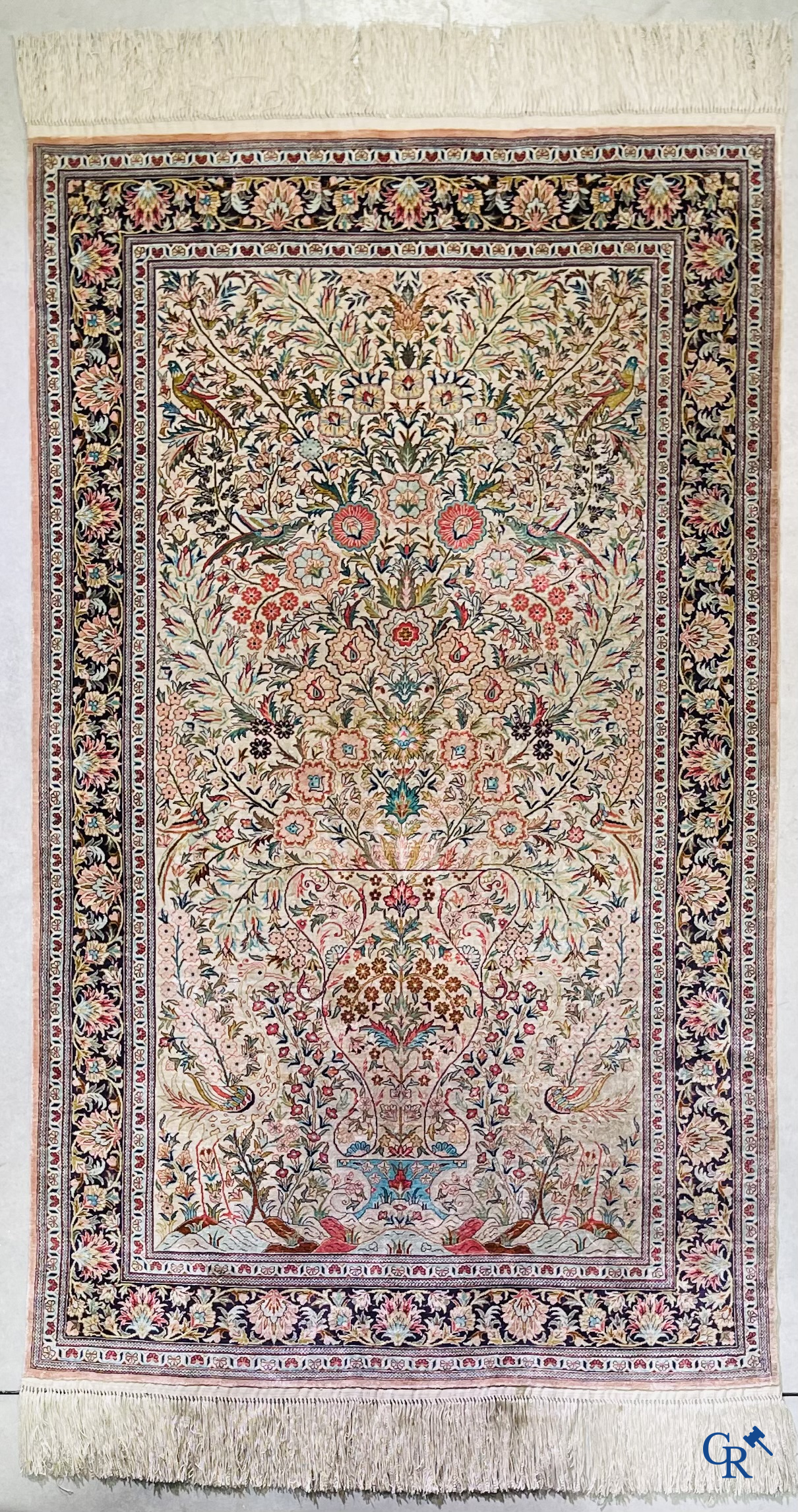 Tapis d'Orient: Un tapis persan en soie finement noué à la main avec un vase à fleurs et des oiseaux dans un décor floral.