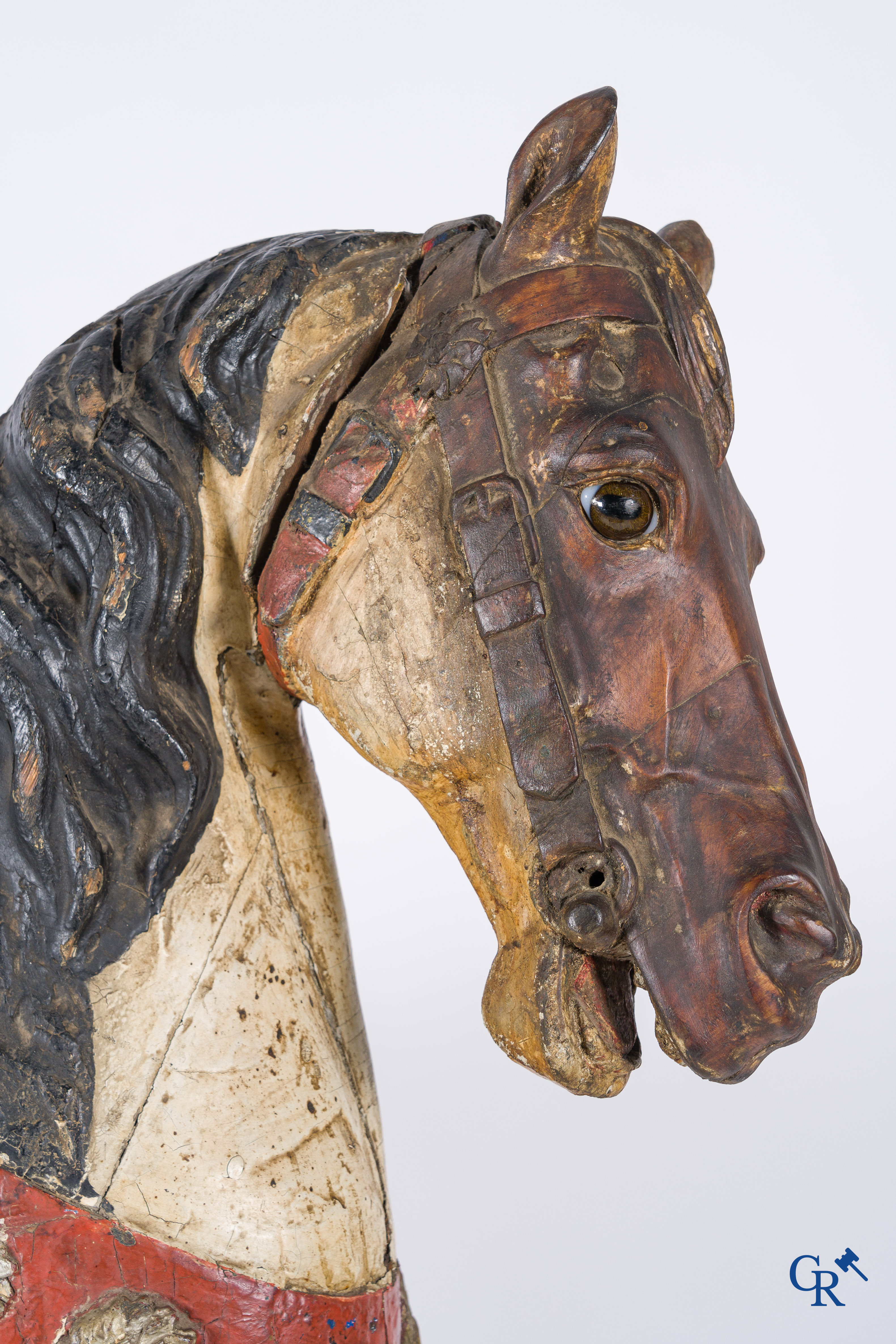 Kermis objecten, Gustave Bayol (Avignon 1859 - Angers 1931) Uitzonderlijk houtgesculpteerd carrouselpaard. Circa 1900.