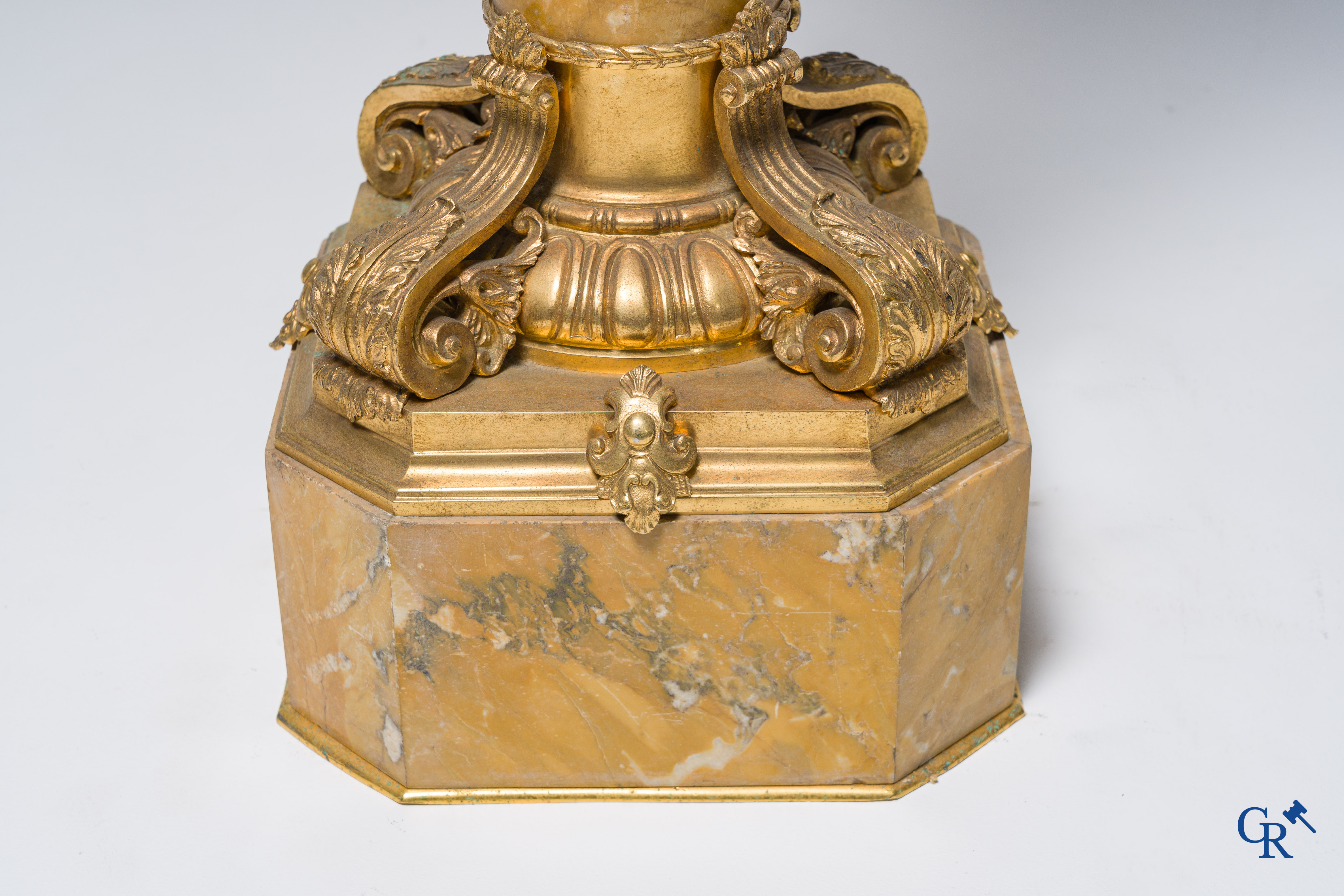 A pedestal in onyx and gilded bronze. Around 1920.