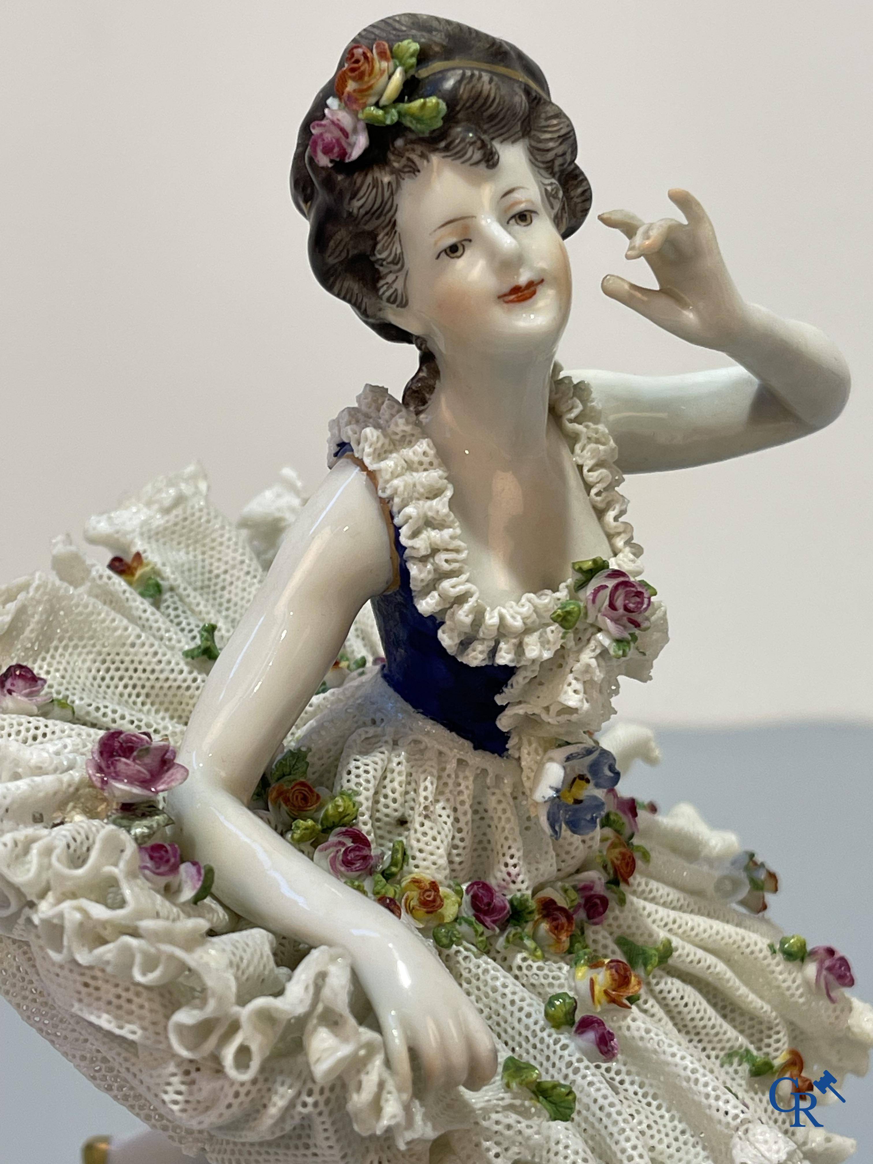 Europees porselein, Ludwigsburg, een danseres in fijn gedecoreerd Duits lace porcelain.