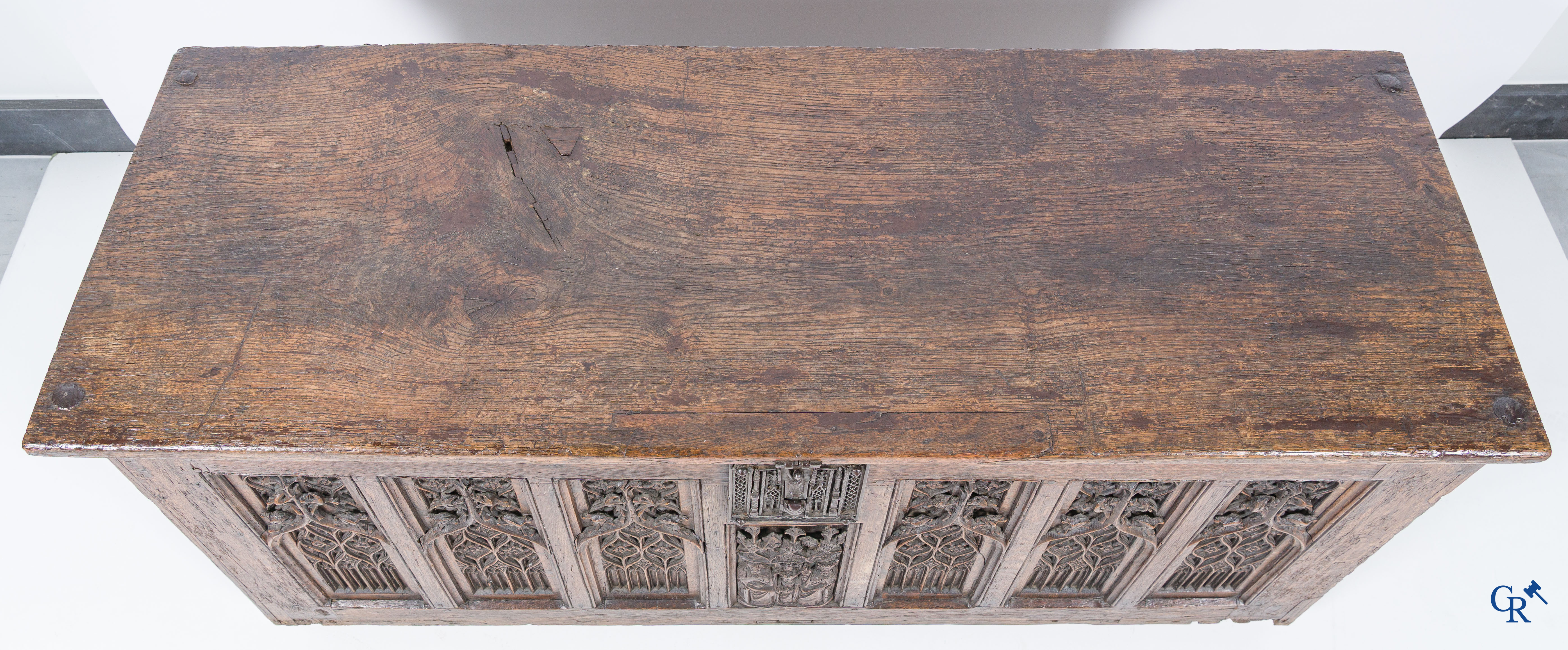 Gotiek. Een Gotische eikenhouten gesculpteerde koffer met zijn slotwerk in smeedijzer. 2de helft 15e eeuw.