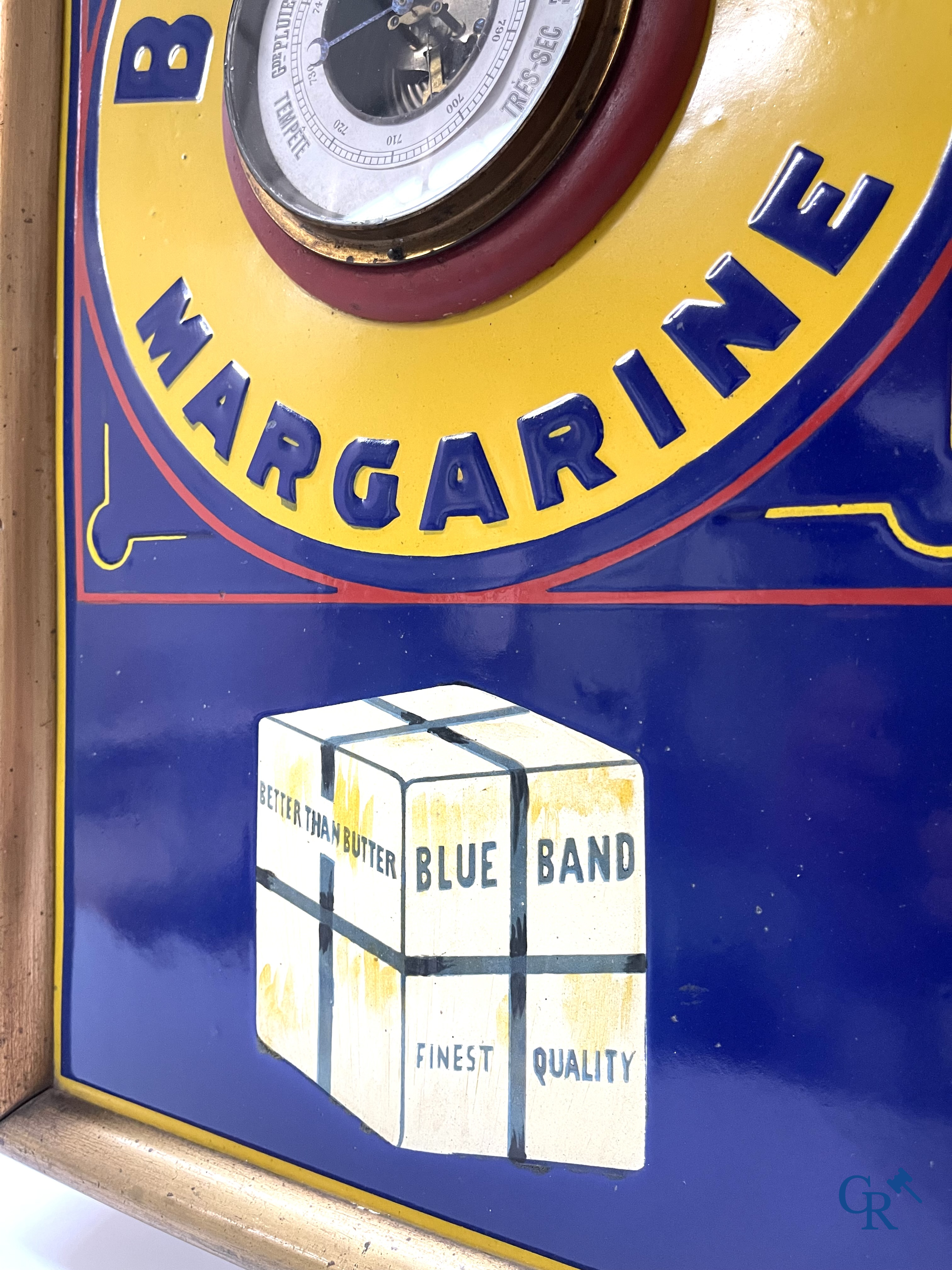 Blue Band Margarine, Zeldzame geëmailleerde reclame barometer in een houten frame voor Blue Band. 20'er jaren.