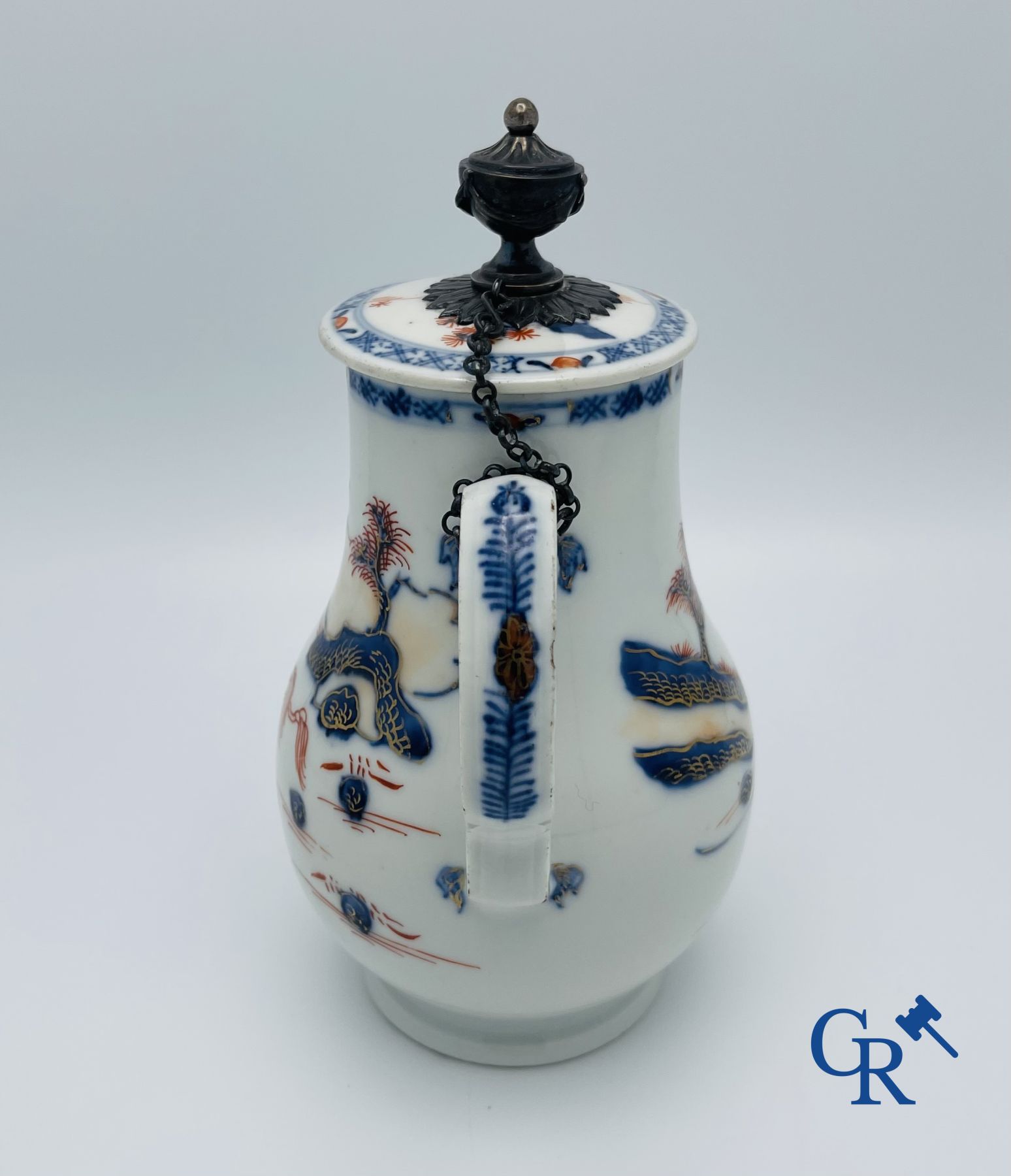 Art Asiatique : Cruche en porcelaine Chinoise décor imari montée en argent. Période Qianlong.