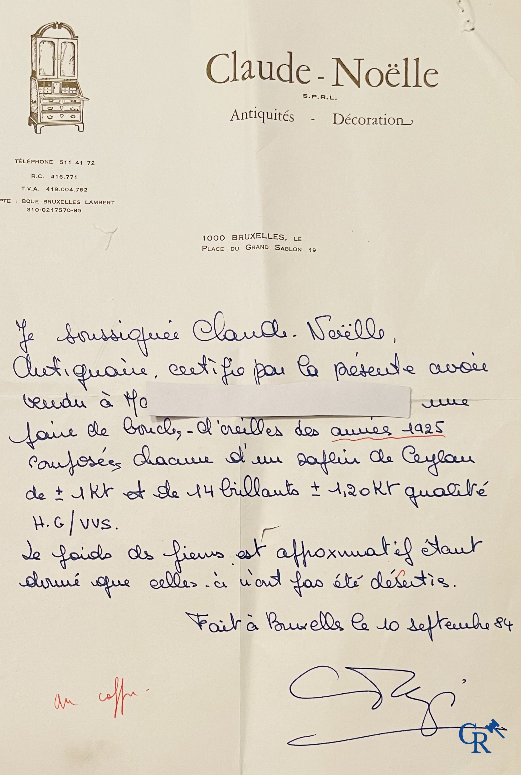 Bijoux, une belle paire de boucles d'oreilles Art déco en or blanc 750°/00 serties chacune d'un saphir et de 14 diamants.