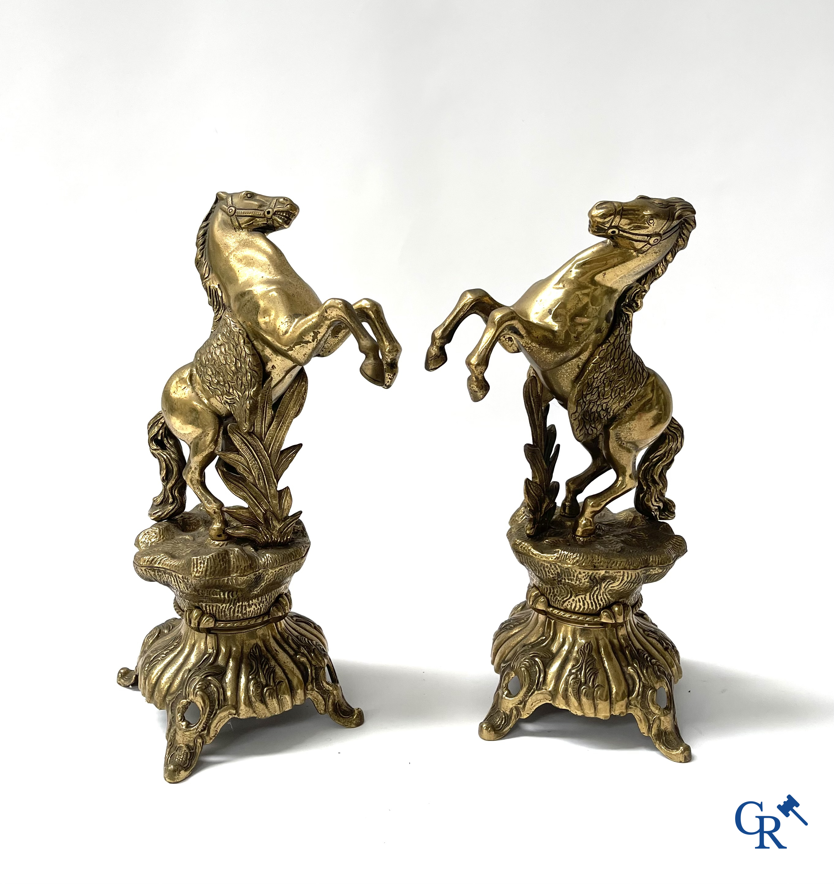 Grande garniture de cheminée en bronze. "Chariot". 20ème siècle.