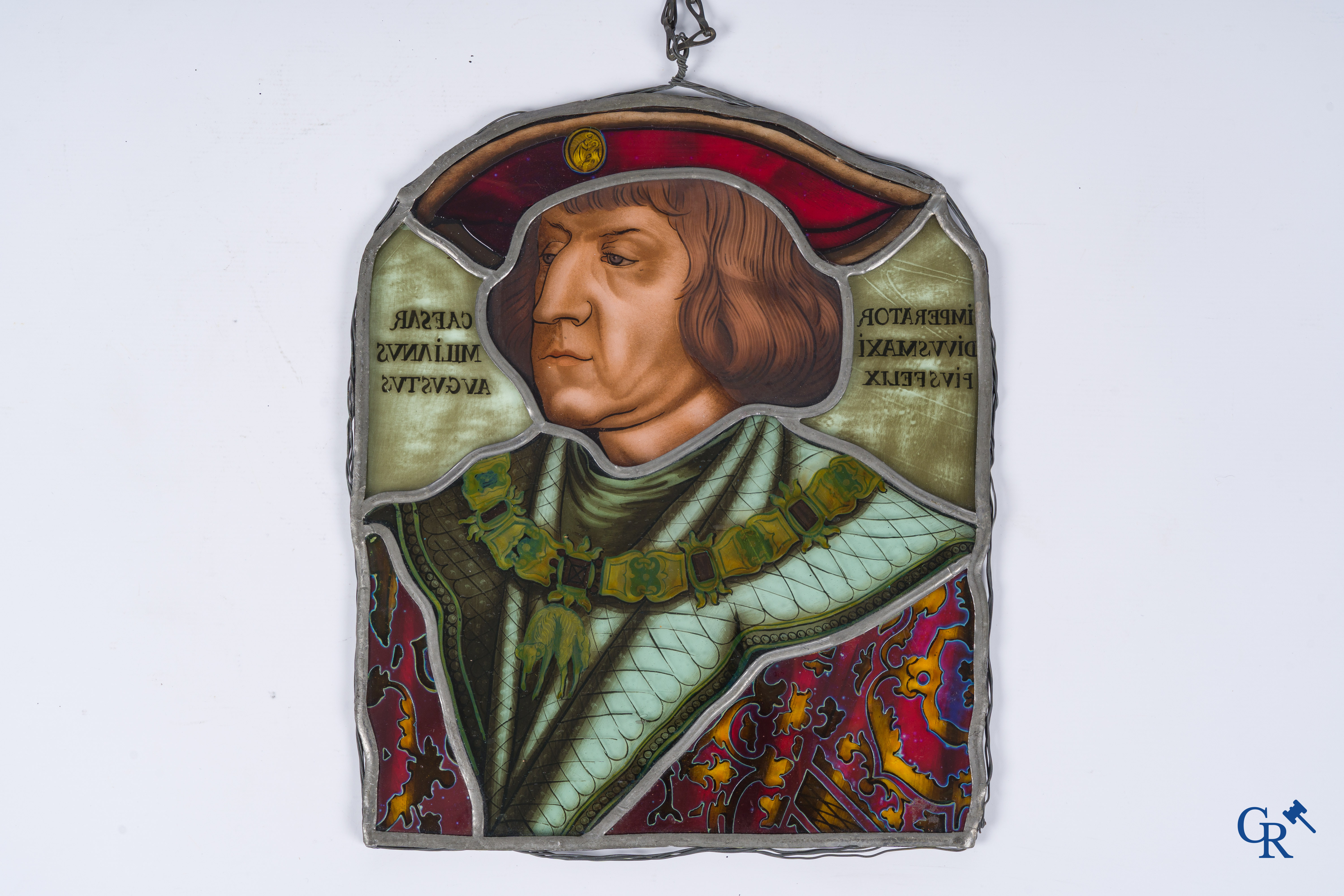 Een fragment van een antiek brandglas met het portret van Maximiliaan I van Oostenrijk.