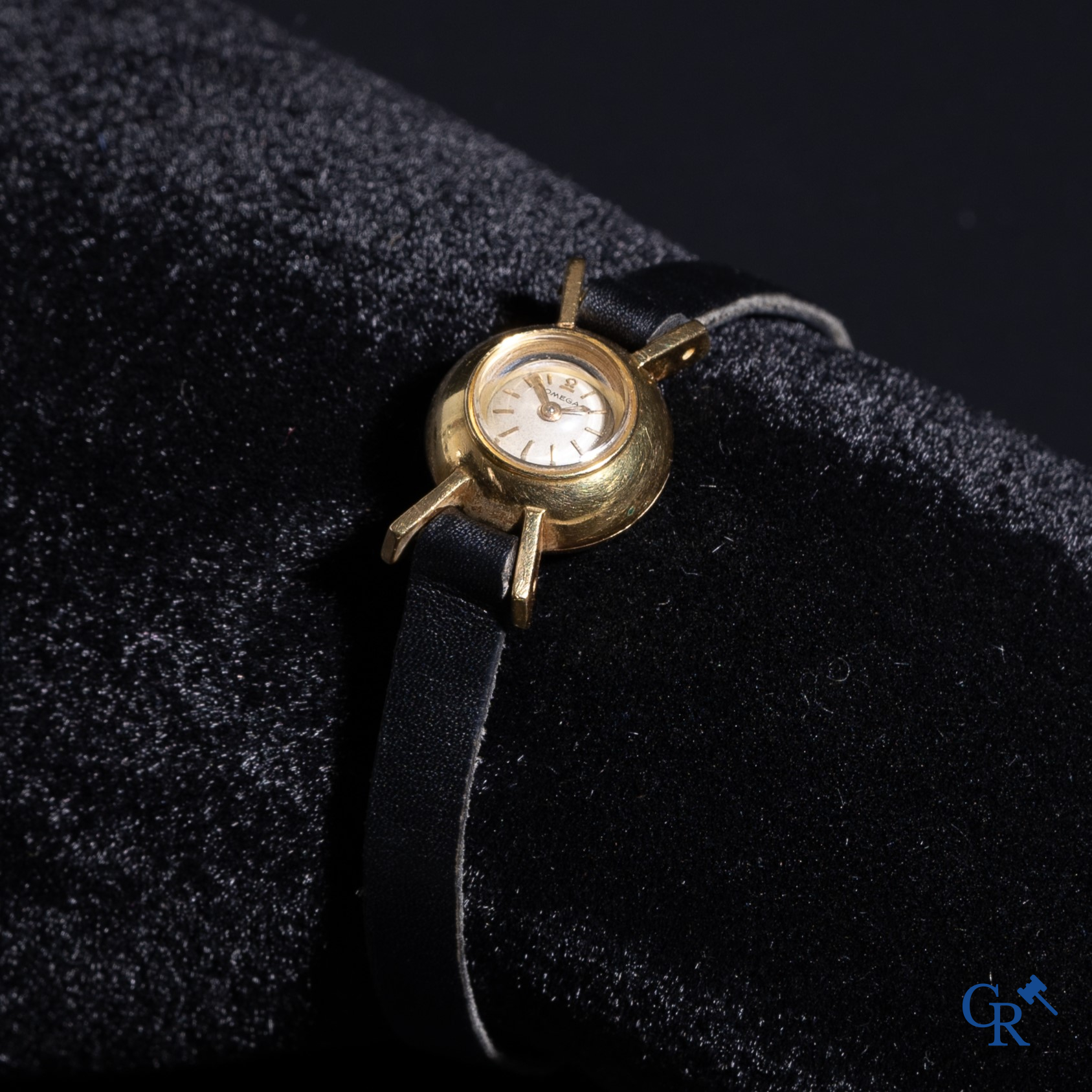 Watches: Omega, a small ladies wristwatch in gold 18K (750°/00).