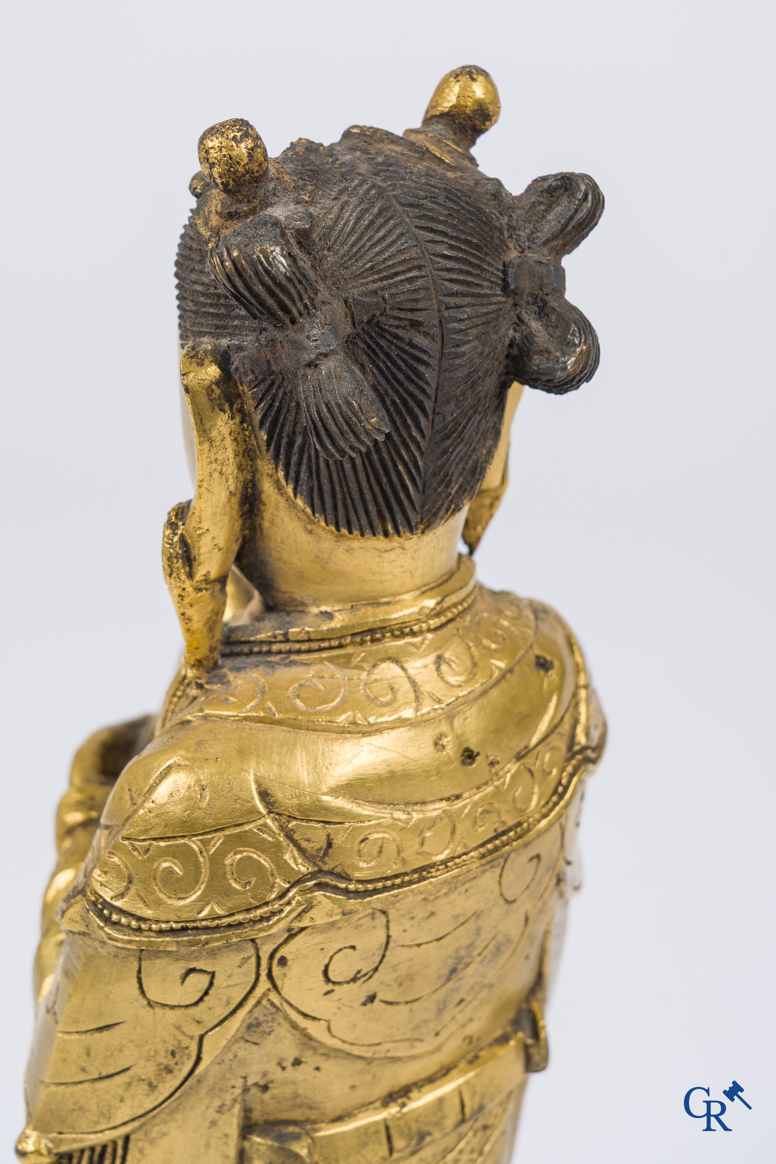 Aziatica, China. Een grote vergulde bronzen staande voorstelling van Longnu.