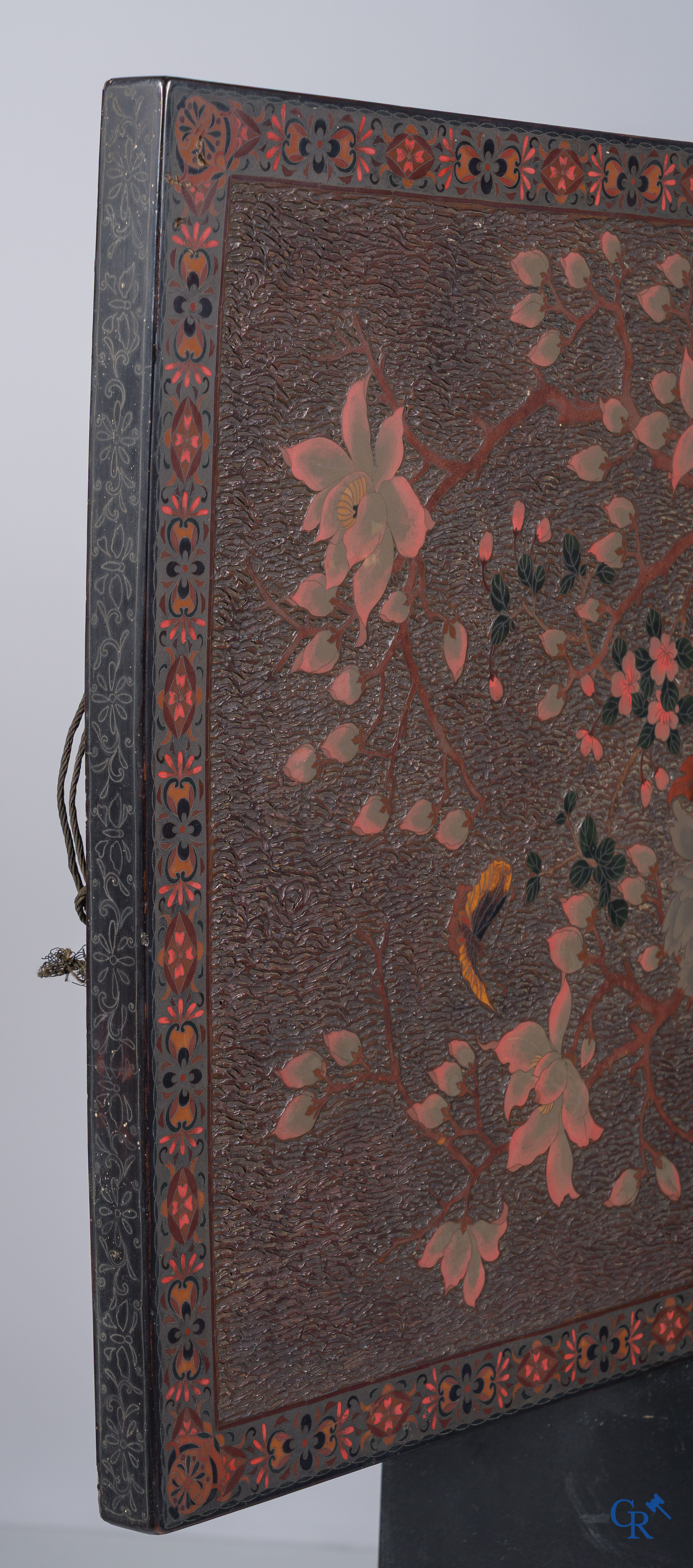 Aziatica, een groot houten paneel met lakwerk en inlegwerk. Bloemen en vlinder decor. 19e eeuw.