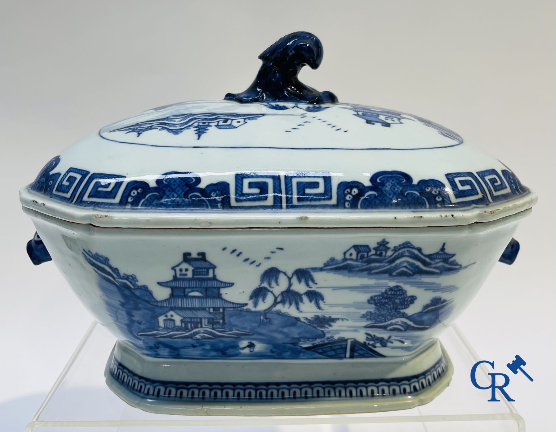 Chinese Porcelain: 2 tureens and a saucer in Chinese porcelain.