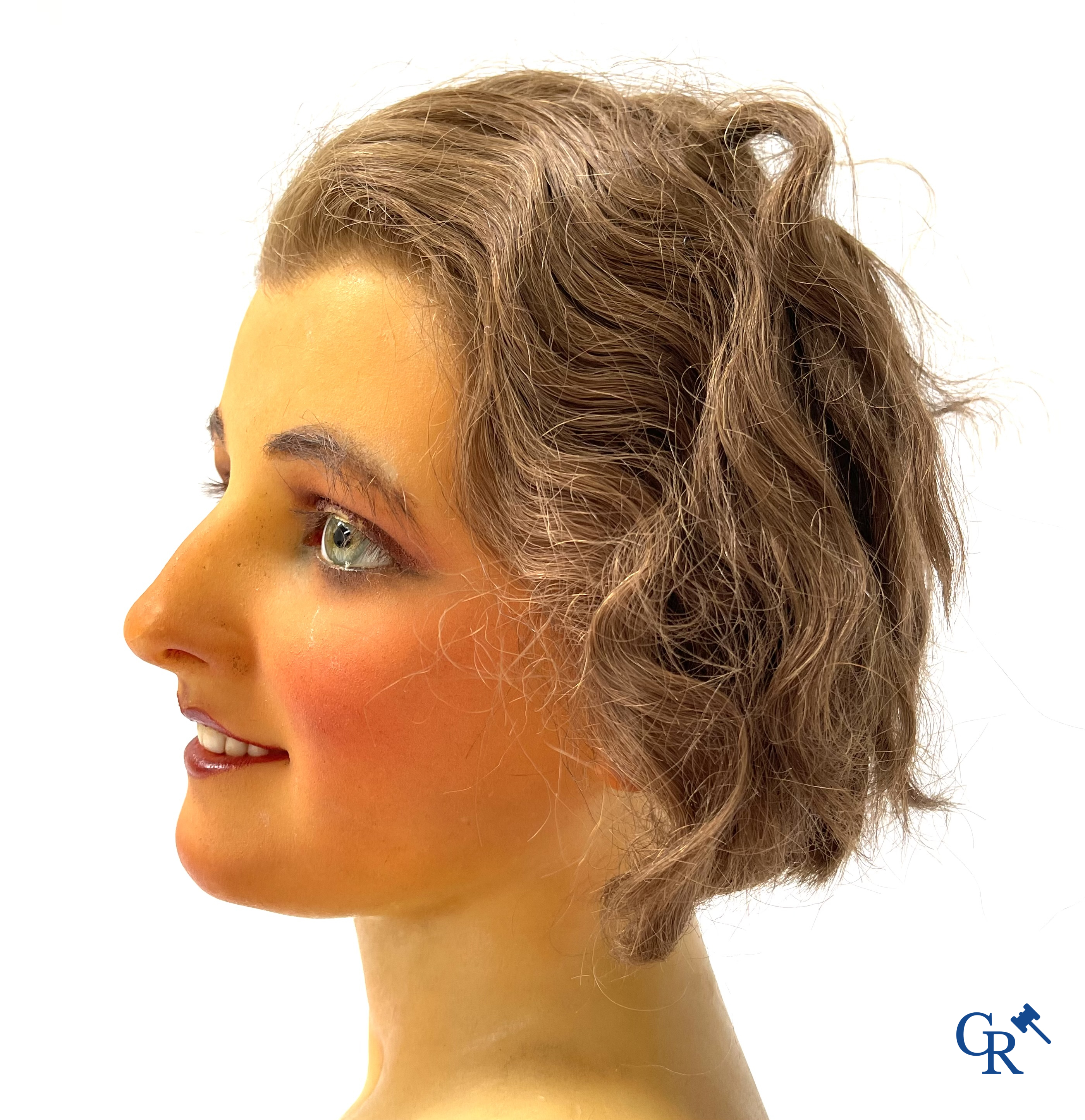 Een paar bustes voor mannequins in was met glazen ogen. Hoogstwaarschijnlijk Siegel of Pierre Imans. Circa 1920.