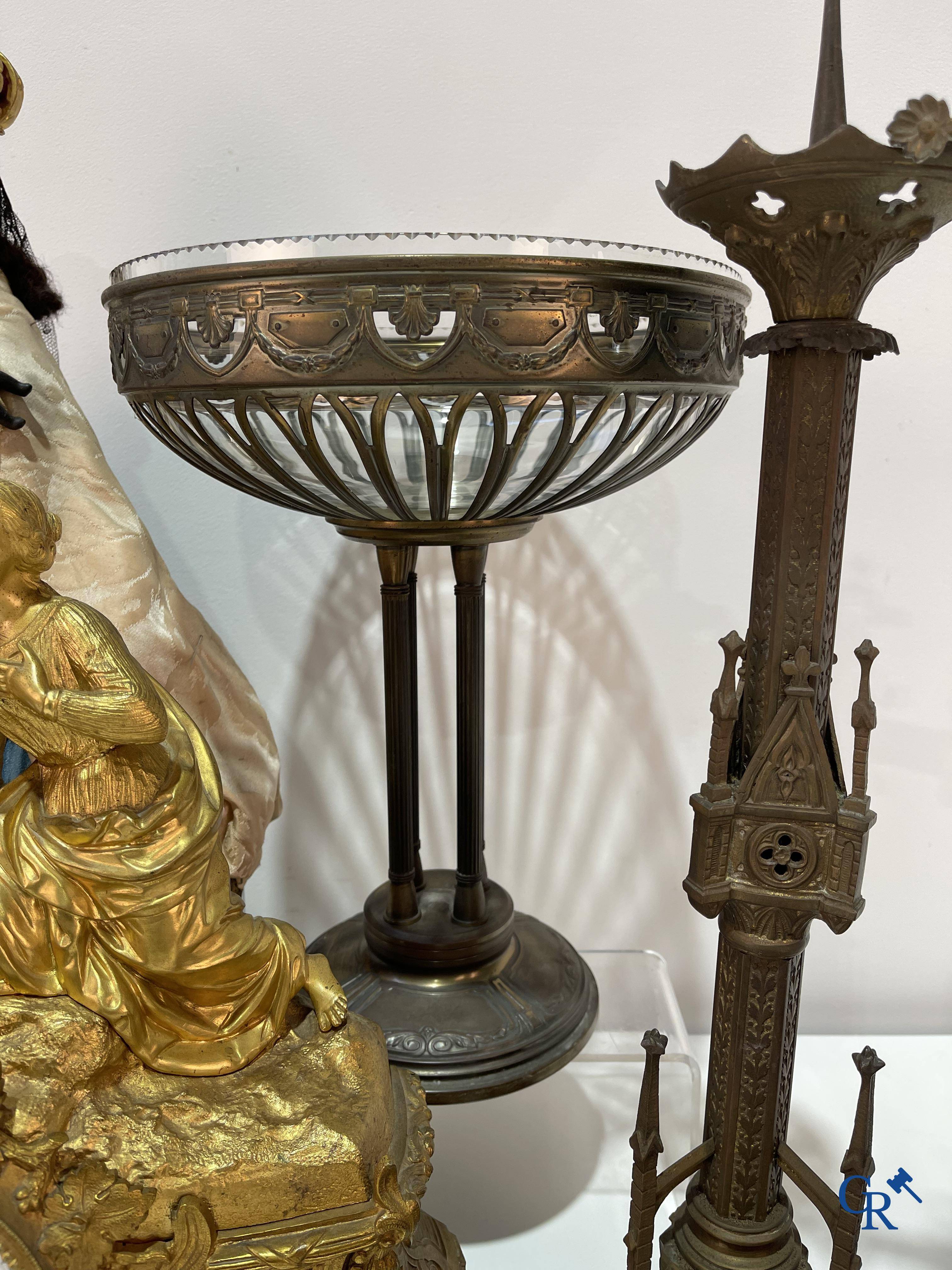 Een lot brocante: Bronzen schouwklok, bronzen neo gotische kandelaars en beeld St. Catharina, soliflore enz.