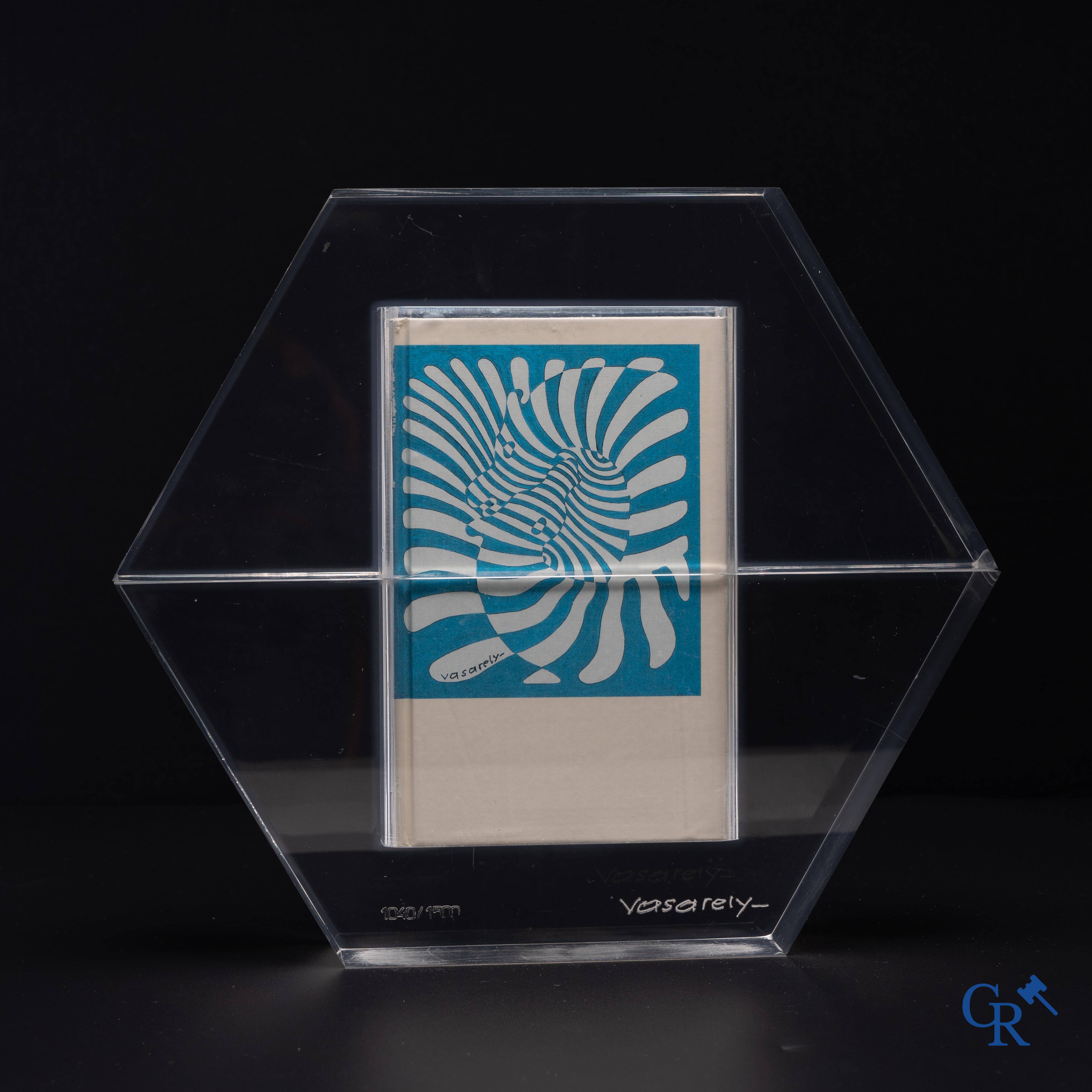 Victor Vasarely (1906-1997) Hexagone 1988, 4 livres en plexiglas, avec certificat d'authenticité. 1040/1500.