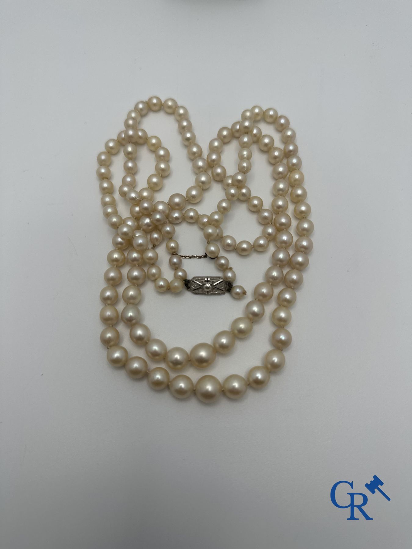 Jewellery: Lot consisting of a pearl necklace with gold clasp 18K and a pair of earrings in white gold 18K.