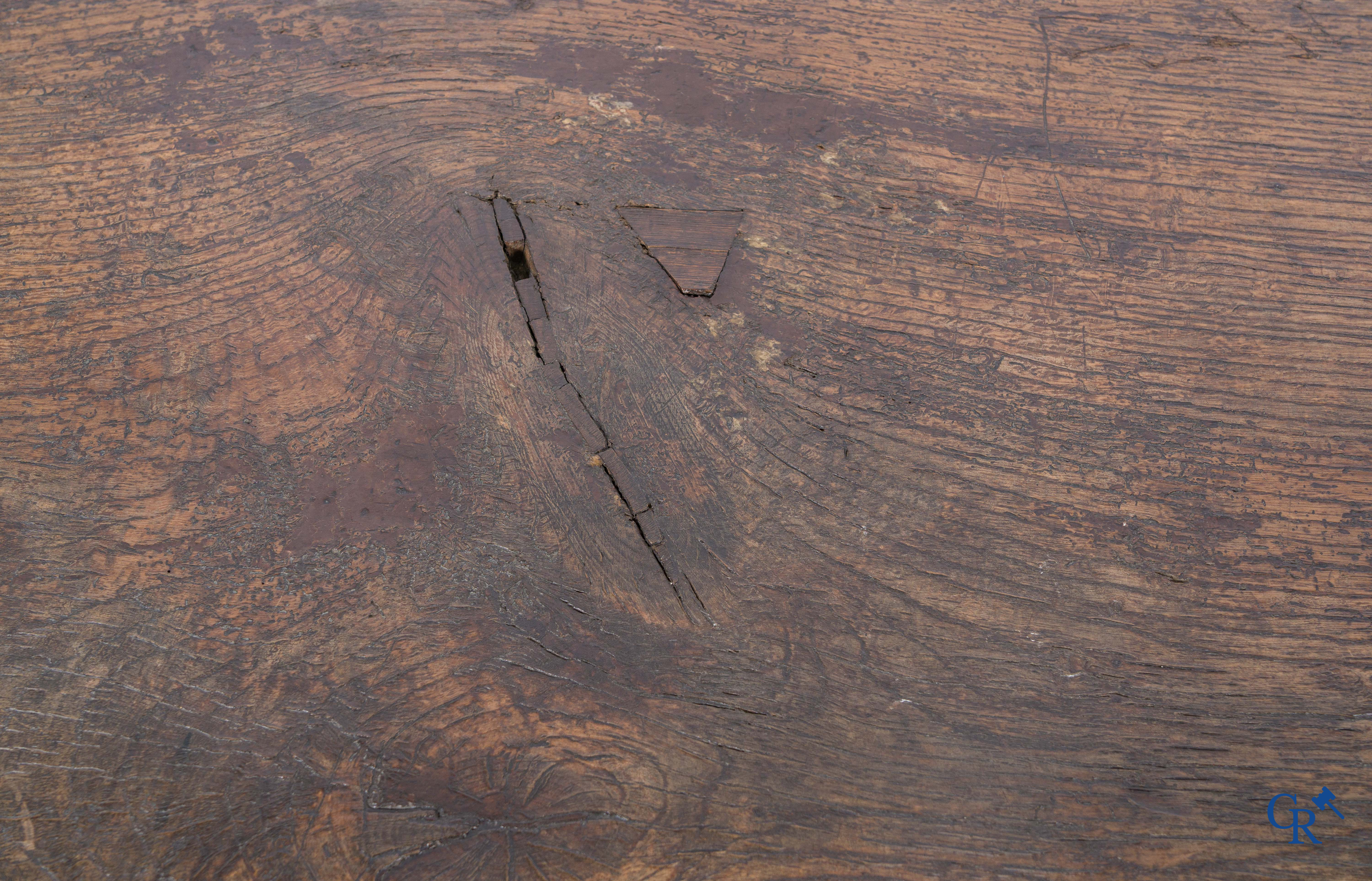 Gotiek. Een Gotische eikenhouten gesculpteerde koffer met zijn slotwerk in smeedijzer. 2de helft 15e eeuw.