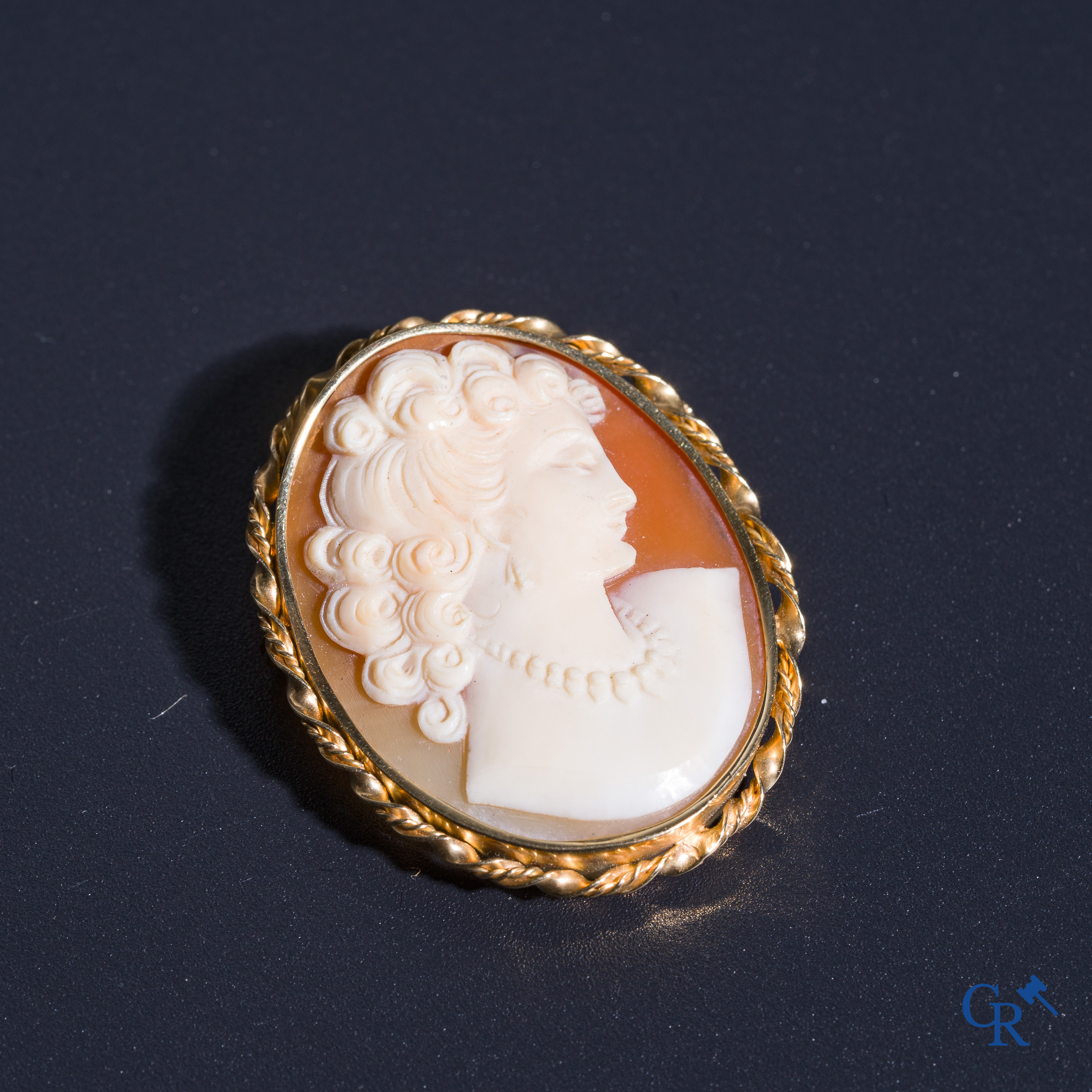 Jewellery: A lot of a brooch with cameo and 2 pendants in yellow gold 18K (750°/00).