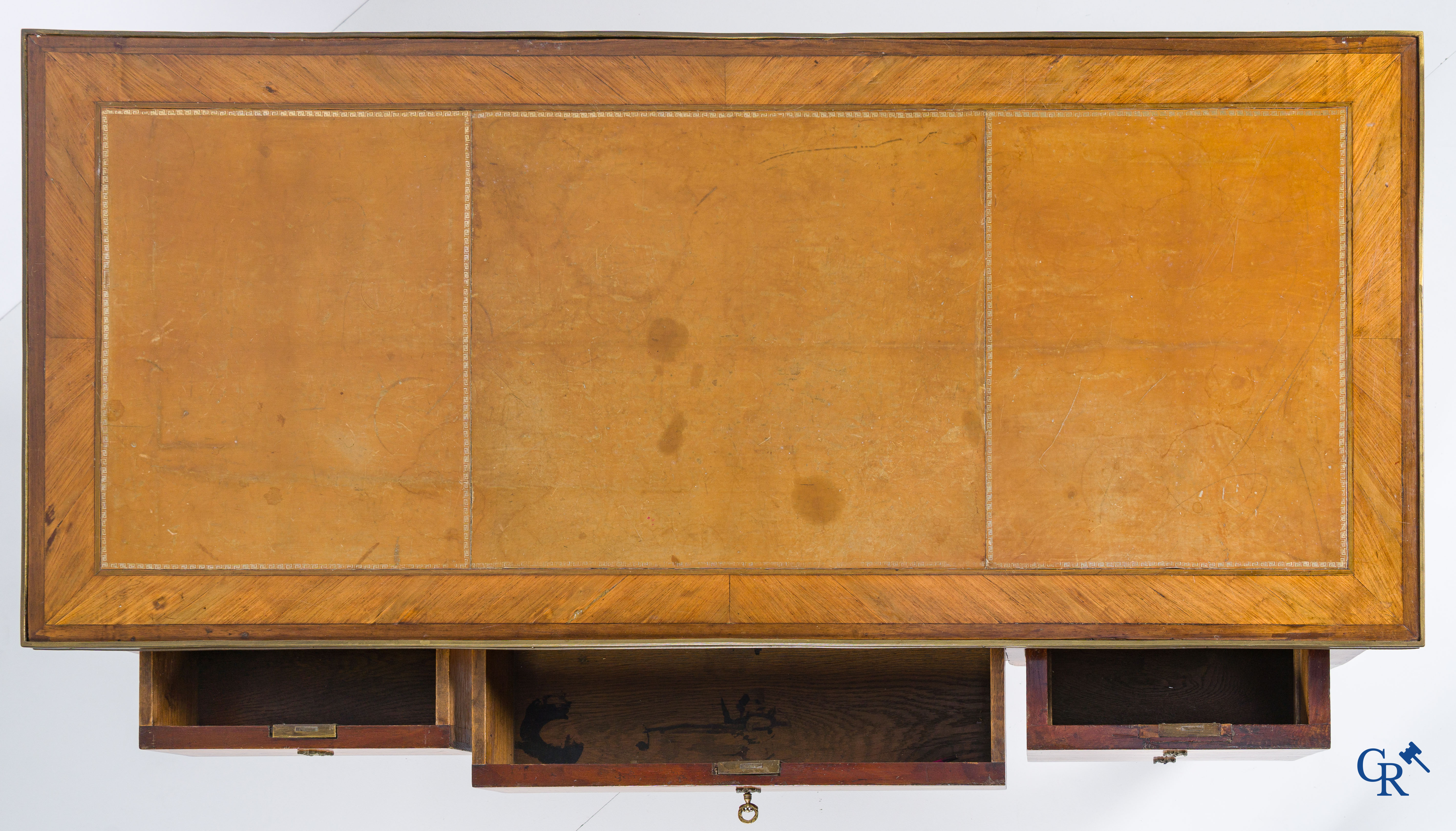 Lodewijk XVI-periode. Platte bureau met 4 laden in rozenhout fineer en marquetterie. Eind 18e eeuw.