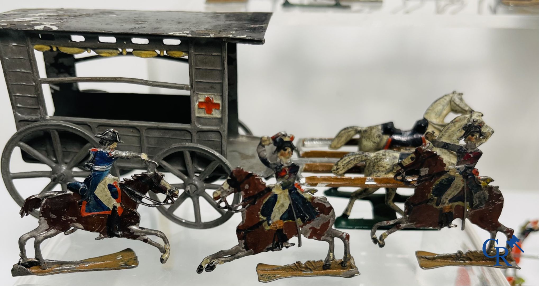 Antique toys: Large lot of tin soldiers and carriages. Heinrichsen in Nuremberg.