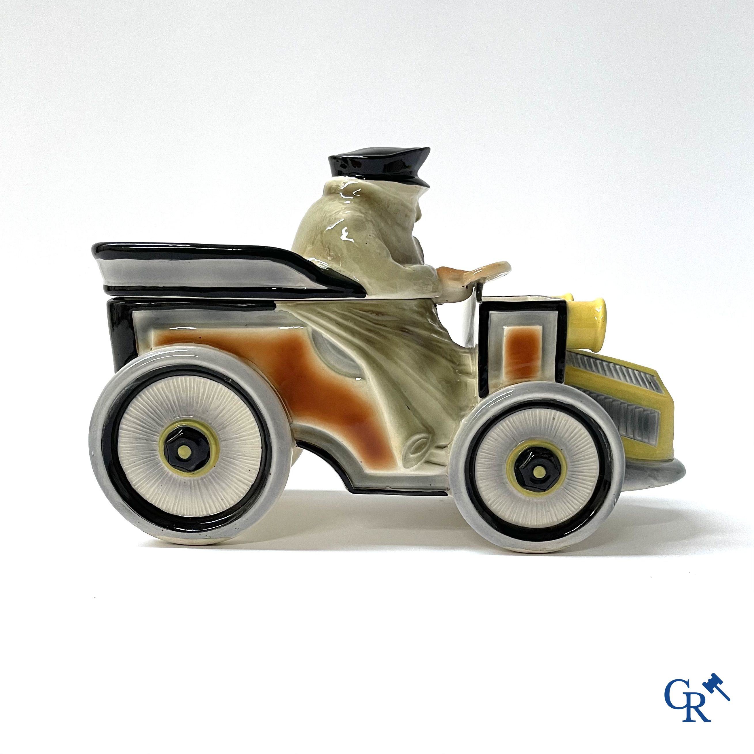 Faïencerie Fives Lille. L'Automobiliste, een grote tabakspot in de vorm van een automobilist. Circa 1910.