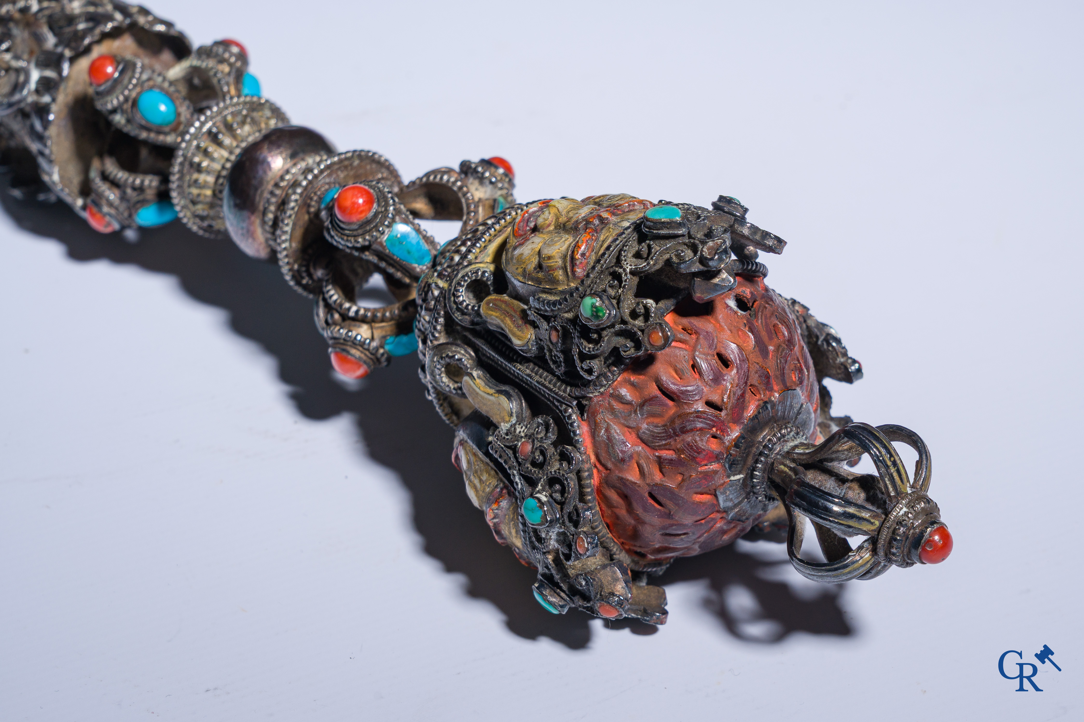 Aziatica, Phurba. Tibetaanse rituele dolk in zilver, ingelegd met turquoise en rode koraal.