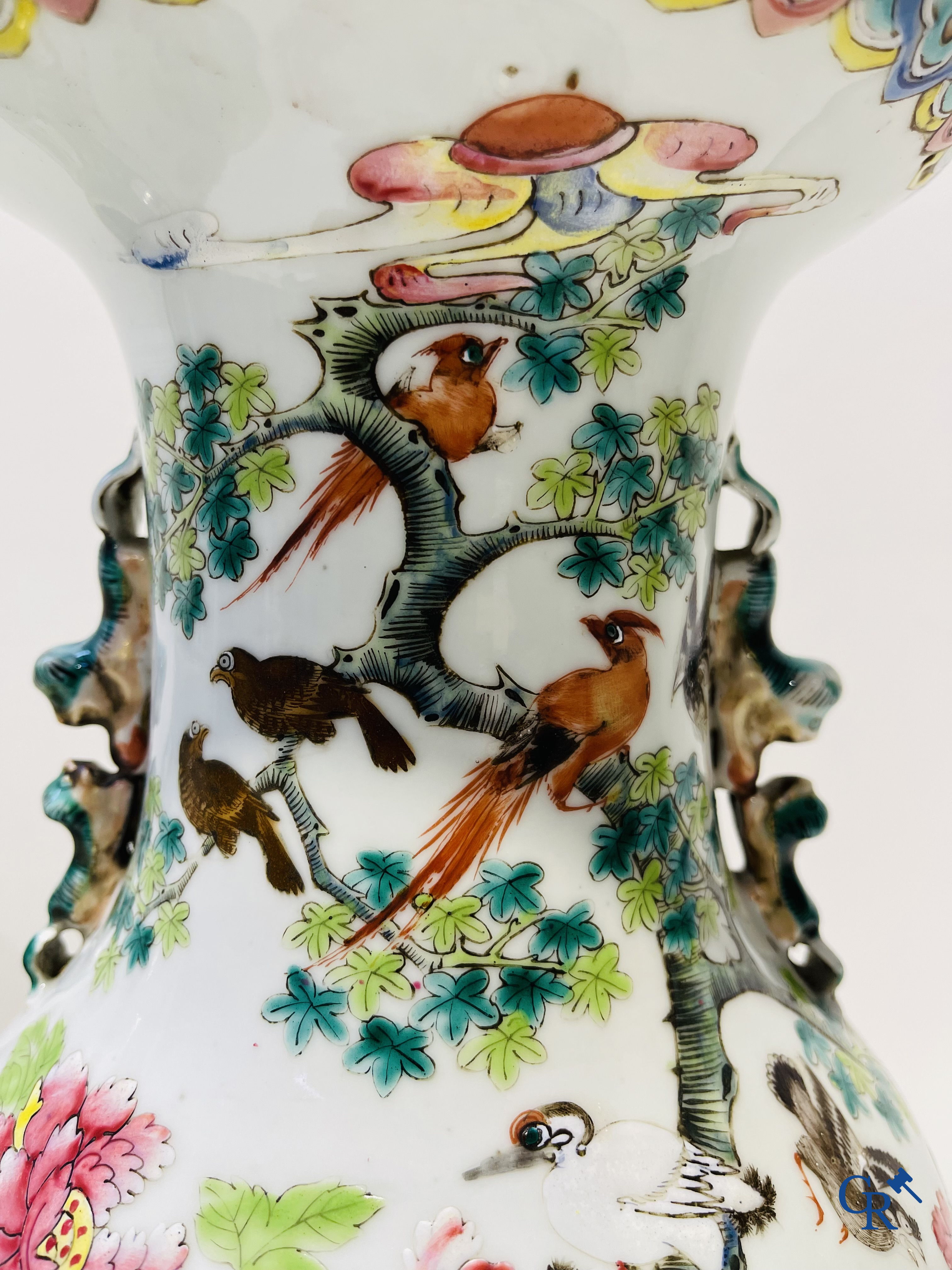 Chinese porcelain: A Chinese porcelain vase with phoenixes and blossoms and a potiche with mobilierendecor. 19th century.