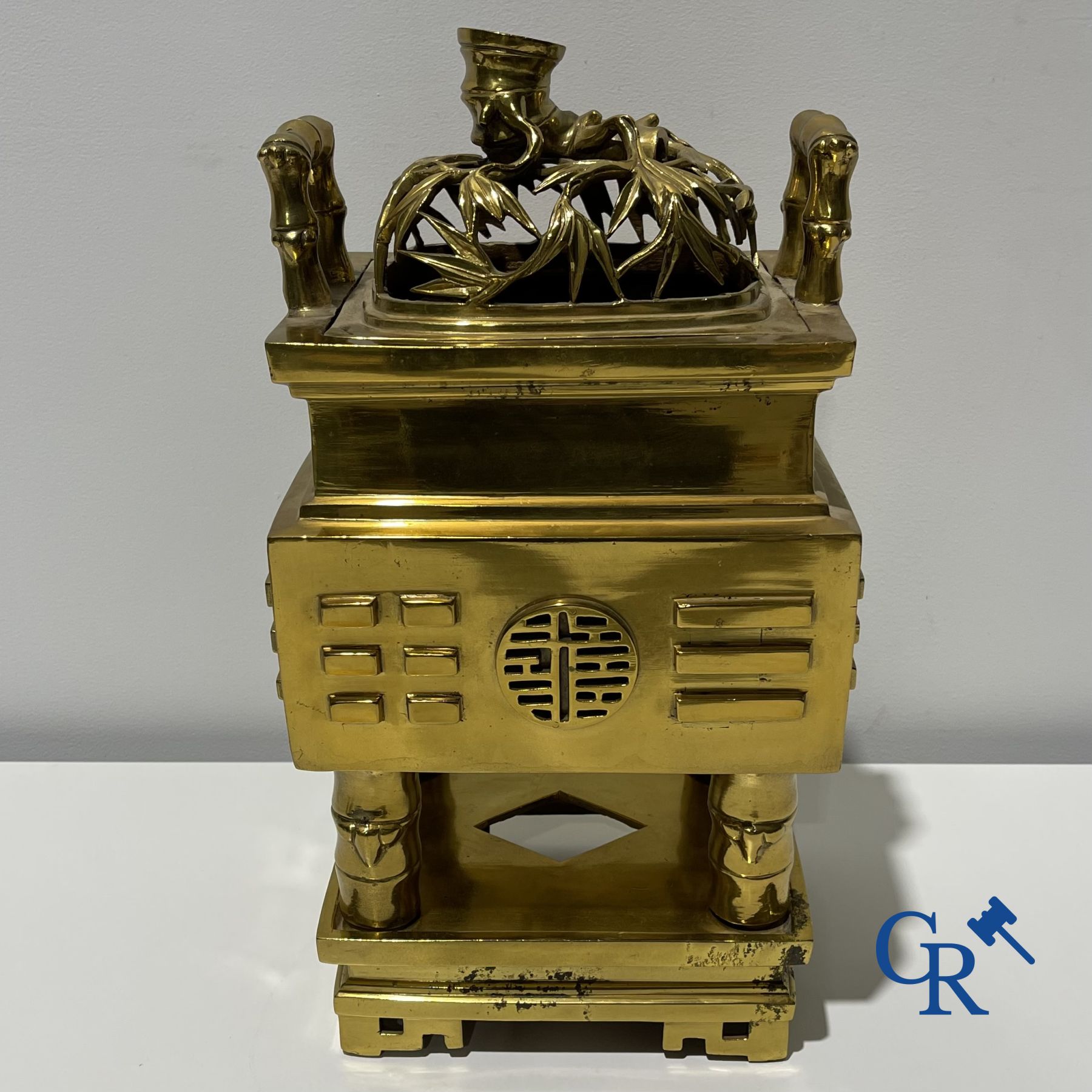 Art Asiatique: Un brûle parfum chinois en bronze, 19ème siècle. Marqué.