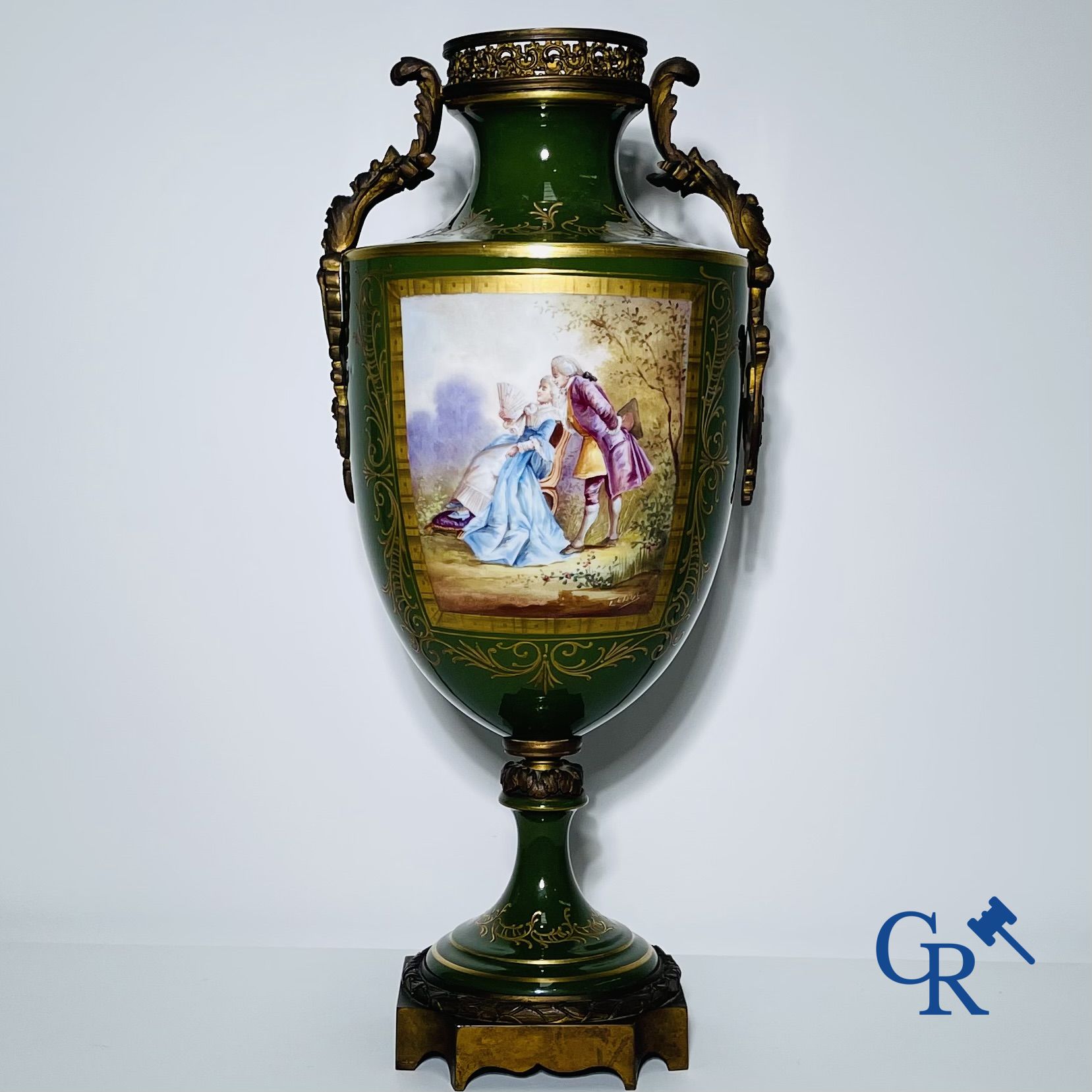 Sèvres: Paire de vases en porcelaine de Sevres et bronze. Signé Leduc.