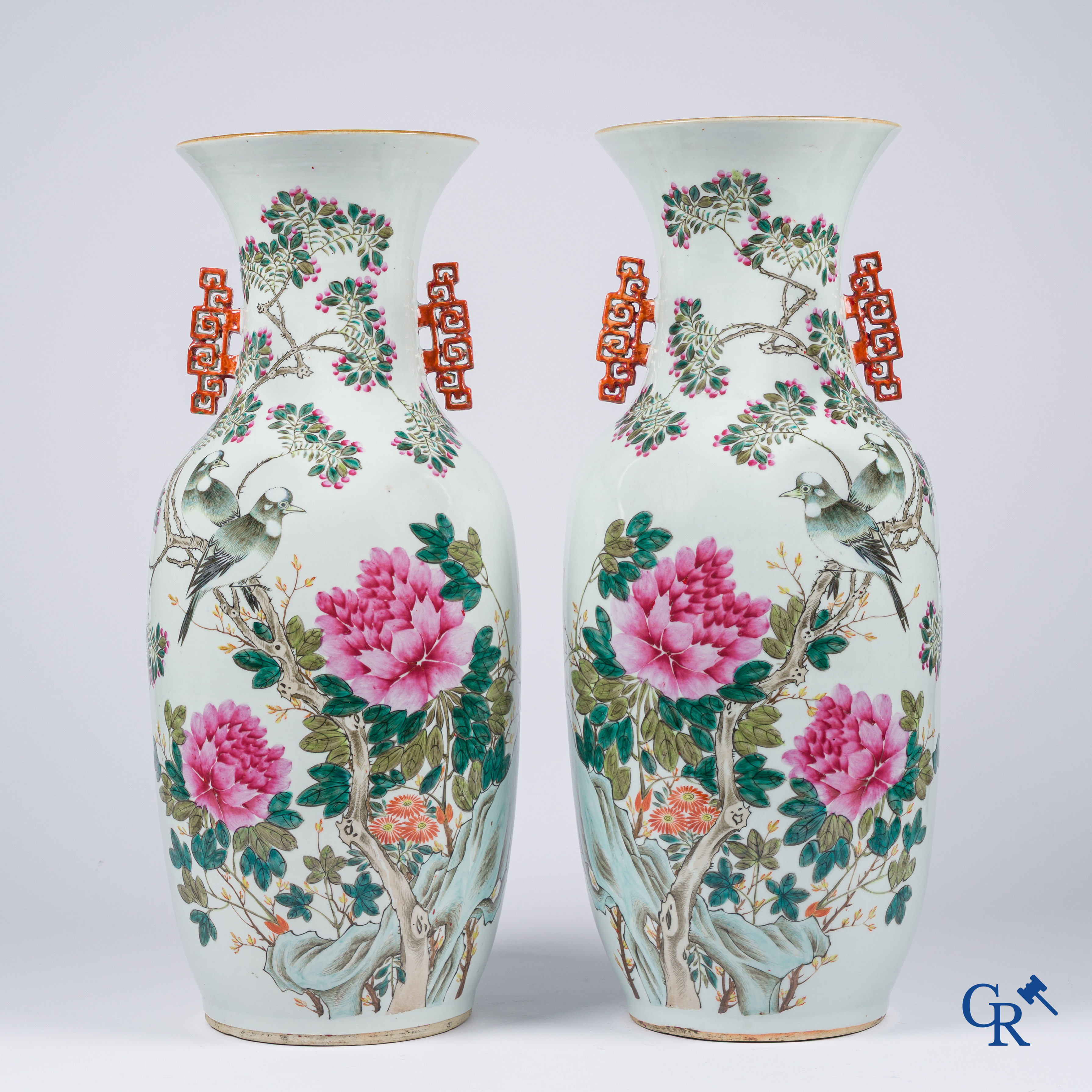 Aziatica, Chinees porselein. Een paar Chinese vazen met een famille rose decor van bloemen en vogels. Gemerkt. 19e eeuw.