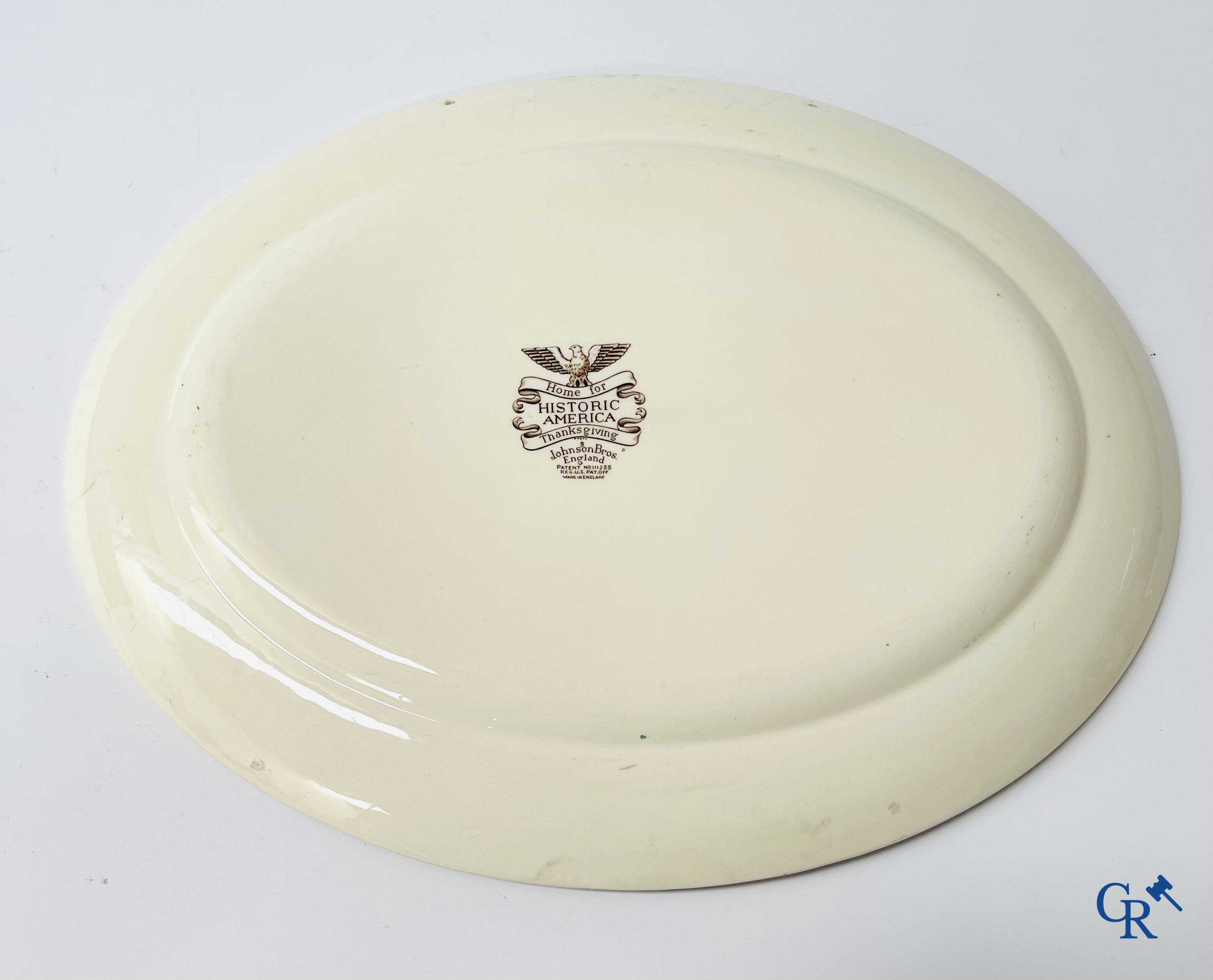 Un grand lot de brocante, y compris Royal Dux, statues en biscuit, porcelaine, globes, statues en régule, lampe de table, lustre, etc.