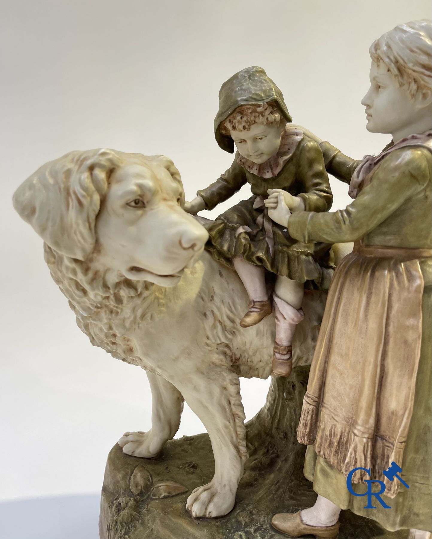 Porselein: Royal Dux. Een polychrome voorstelling van een Sint Bernard hond met kinderen.