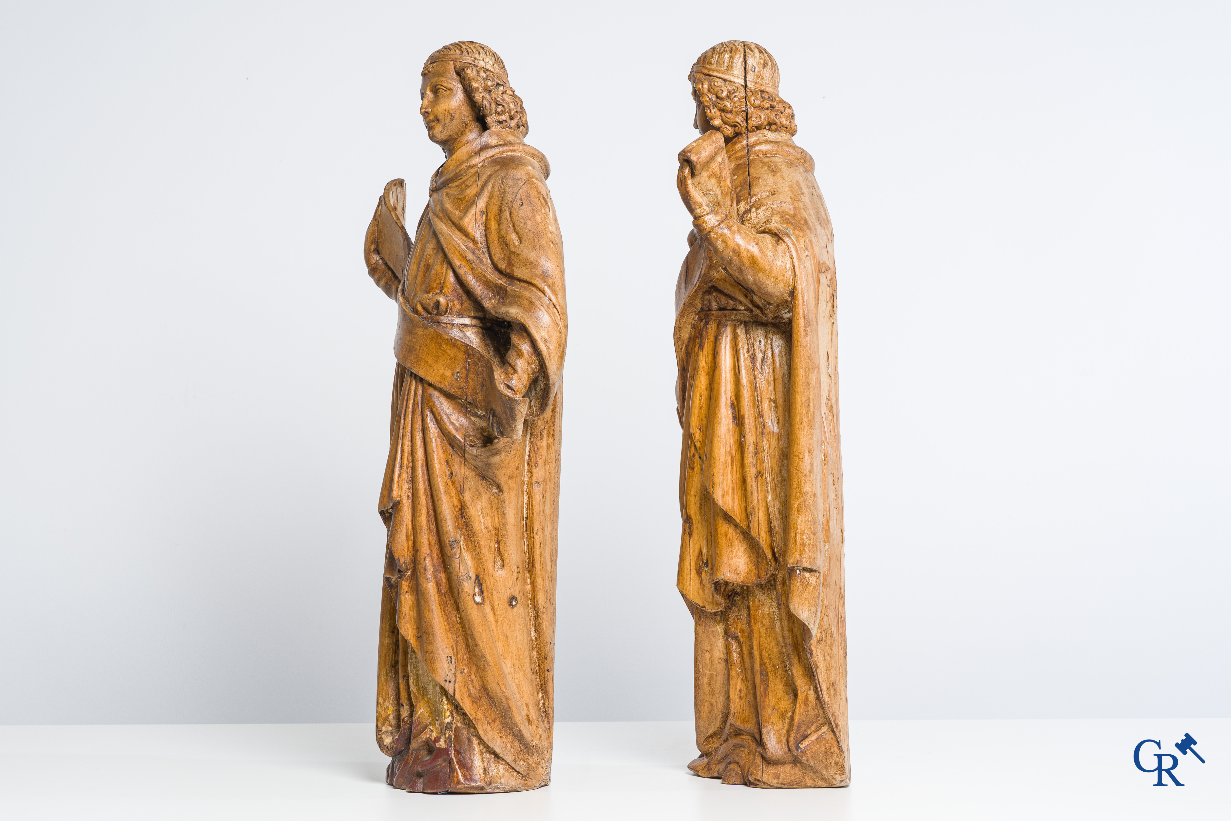 Objets religieux. Une paire d'anges en bois sculpté. Fin 18ème, début 19ème siècle.