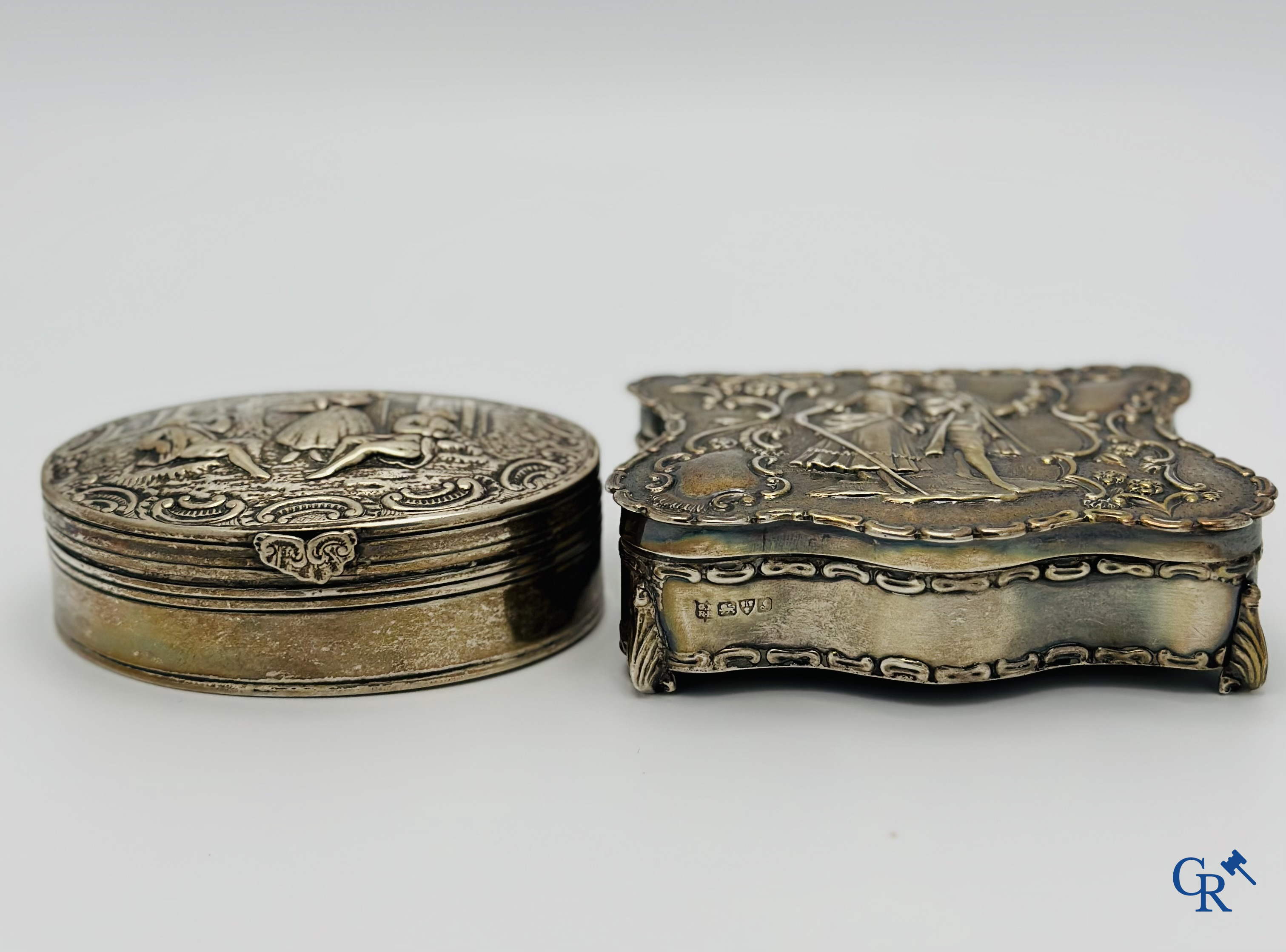 Silver: 2 silver boxes with decor of characters. Multiple hallmarks.<br />
Total weight: 340 g.