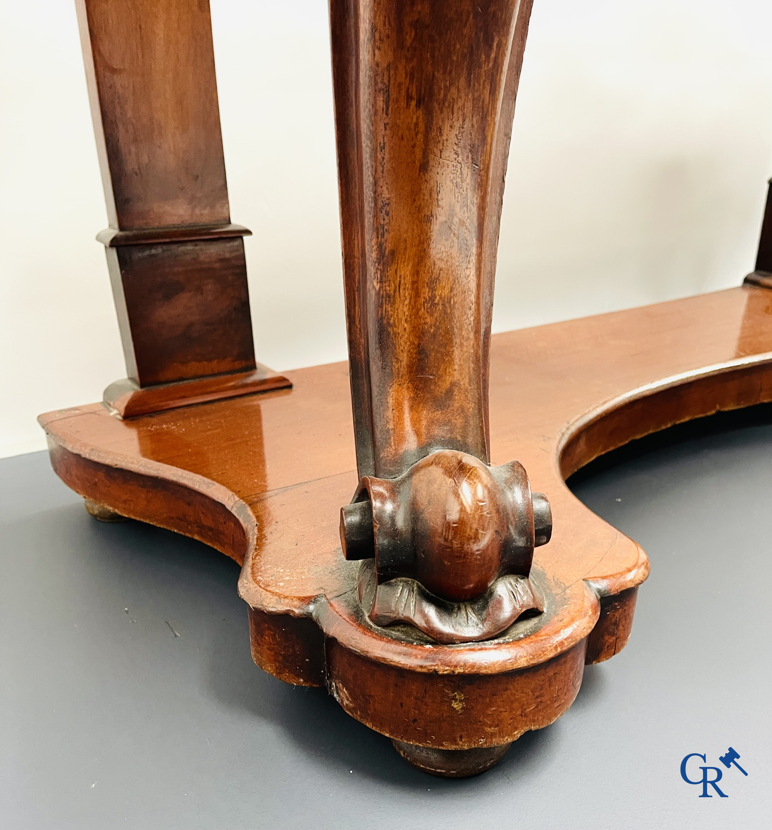 Une console avec tiroir en acajou et marbre. Période Louis Philippe.